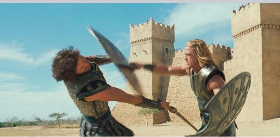 Tudtátok, hogy a legendás Achilles vs. Hector párbaj a Trójában nem csupán mozgóképes pillanat, hanem nyers, őszinte és személyes harc volt? Brad Pitt és Eric Bana, kaszkadőrök nélkül, saját maguk csinálták végig az egészet, egy kimerítő hat napos forgatás alatt. Hogy a dolog még komolyabb legyen, megegyeztek, hogy minden véletlen csapás 50 dollárba, és minden durva ütés 100 dollárba kerül. A végén Pitt 750 dollárral tartozott Bana-nak; „Többet kaptam, mint ő” – vallotta be Bana, jót nevetve a testét lepő zúzódásokon. A fogadás feszültséget és hitelességet adott a mozi egyik legemlékezetesebb csatájának, és minden egyes dollár bebetonozta kulisszák mögötti bajtársiasságukat. #Troy