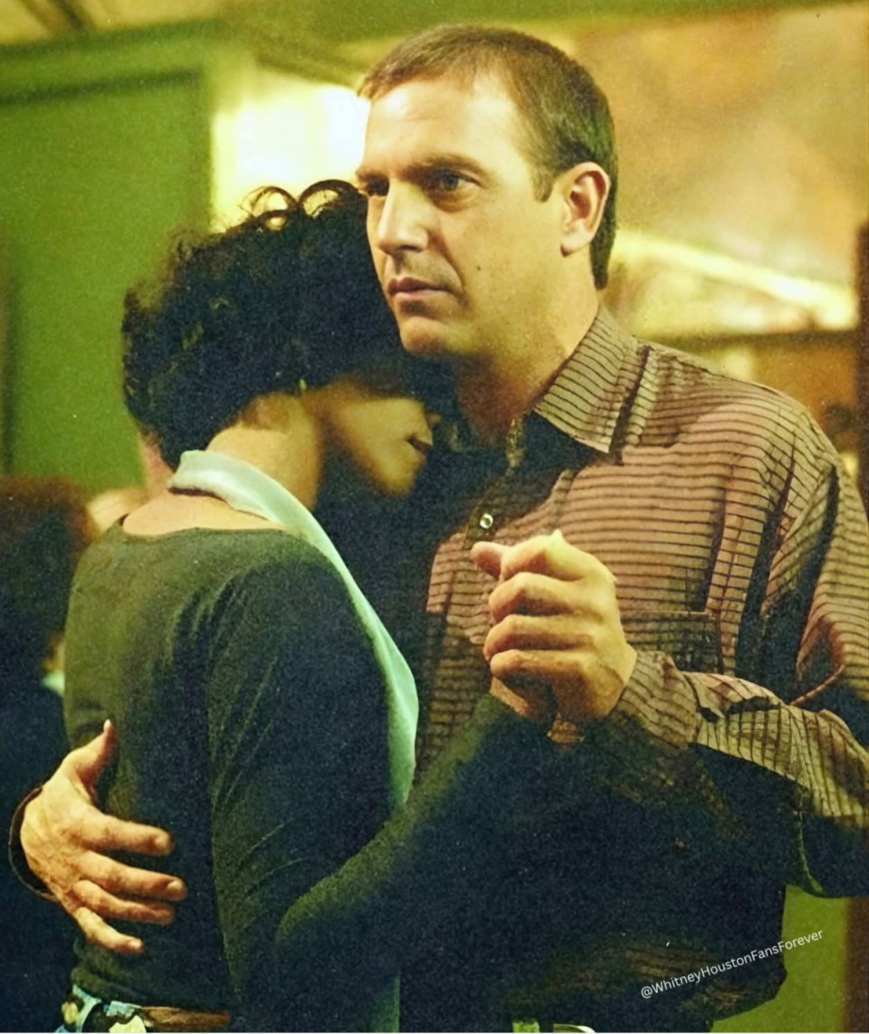 Kevin Costner mindig azt mondta, hogy nem azért választotta Whitney Houstont a The Bodyguardnak, mert szupersztár volt, hanem azért választotta, mert hitt benne, mielőtt ő hitt magában.Amikor mindenki aggódott, hogy Whitney nem színésznő, Kevin azt mondta neki: "Nézz rám. Segítek neked. ”És komolyan is gondolta. Filmezés közben úgy védte őt, ahogy egy igazi testőr tenné - irányította, megnyugtatta, teret adott neki, hogy biztonságban érezze magát, sebezhető legyen, ragyogjon.Évekkel később, jóval azután, hogy a kamerák leálltak, Kevin még mindig a gyengéjét viselte.Leveleket írt neki, amikor az élete nehéz lett. Soha el nem múló gyengédséggel beszélt róla.És a temetésén remegett a hangja, ahogy elbúcsúzott, nem egy társstártól, hanem valakitől, akit igazán becsben tartott.💙❤️💙
