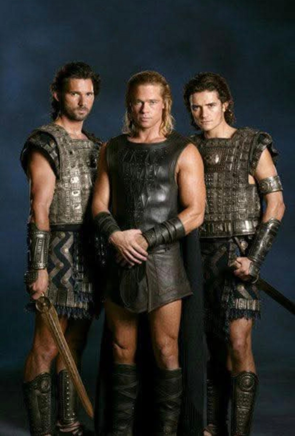 Tudtátok, hogy a legendás Achilles vs. Hector párbaj a Trójában nem csupán mozgóképes pillanat, hanem nyers, őszinte és személyes harc volt? Brad Pitt és Eric Bana, kaszkadőrök nélkül, saját maguk csinálták végig az egészet, egy kimerítő hat napos forgatás alatt. Hogy a dolog még komolyabb legyen, megegyeztek, hogy minden véletlen csapás 50 dollárba, és minden durva ütés 100 dollárba kerül. A végén Pitt 750 dollárral tartozott Bana-nak; „Többet kaptam, mint ő” – vallotta be Bana, jót nevetve a testét lepő zúzódásokon. A fogadás feszültséget és hitelességet adott a mozi egyik legemlékezetesebb csatájának, és minden egyes dollár bebetonozta kulisszák mögötti bajtársiasságukat. #Troy