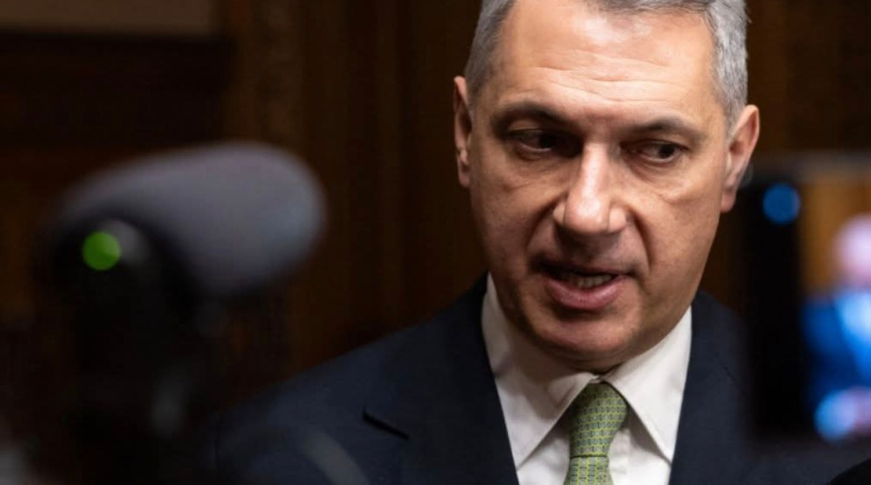 Márki-Zaj Péter írása🔴 MIÉRT NEM KELL MAJD ADÓT EMELNIE A TISZA PÁRTNAK ORBÁN LEVÁLTÁSA UTÁN? PONT UGYANAZÉRT, AMIÉRT NEKÜNK SEM KELLETT LÁZÁR ELZAVARÁSA UTÁN!Emlékeznek arra, amikor Orbán azzal riogatta a választókat, hogy ha az ellenzék nyer 2022-ben, akkor eltörlik az árstopokat, megszüntetik a rezsicsökkentést, és katonákat küldenek külföldi háborúkba?Nos, mi ugyan nem terveztük ezt, de Orbán már 2022-ben mindezt megtette, csak a választási kampányban hazudozott az ellenkezőjéről. Emellett eltörölte a KATA adókedvezményt, infláció alatti emelésekkel elértéktelenítette a nyugdíjakat, tízezrével költöztet be a mai napig is migránsokat (Orbán családja a migránsmunkásokból, Rogánék a letelepedési kötvényekből szakítanak milliárdokat), ezrével engedte szabadon az illegális migrációt szervező embercsempészeket, ahogy a gyermekeket sem védte meg soha a fideszes pedofiloktól...Ha a Fidesz ismét elcsalja a választásokat, ismerjük a programjukat, tudjuk jól: FOLYTATJÁK.Ha azonban sikerül leváltanunk Magyarország történelmének legkorruptabb kormányát, egyáltalán nem kell majd adót emelni, ugyanis ebben a folyamatosan kirabolt országban korlátlan források állnak a tisztességes politikusok rendelkezésére: éppen elég, ha a Fidesznél okosabbak és nem lopnak.Bizonyíték minderre Hódmezővásárhely: 2018. február 25-én lezártuk a várost korábban kifosztó Lázár-korszakot, feltártuk és nyilvánosságra hoztuk a lopásaikat, és a kutatók szerint is mi lettünk az ország legkorruptabb városából a legkevésbé korrupt város.Lázár János és a Fidesz azóta is elzár előlünk minden kormányzati és uniós forrást, ott akadályozza a város fejlődését, ahol csak tudja. Cégeket tanácsolnak el az itteni befektetéstől, a hatóságok zaklatják a bennünket támogatókat, ellenőriznek és bírságolnak, feljelentenek és pereket indítanak, de mégis fejlődik a város:- az ország addigi legmagasabb lakossági építményadóját teljesen eltöröltük- a cégek építmény- és telekadóját harmadával csökkentettük és hat éven át az inflációval sem sem emeltük- ingyenessé tettük a helyi buszközlekedést, óránkénti, klímázott, alacsonypadlós, energiatakarékos buszjáratokkal, új városrészek bevonásával- a közétkeztetésben A és B menüt vezettünk be, a szegényeknek ingyenes népkonyhát és szociális ételosztást biztosítunk- városkártyával kedvezményeket adunk a strandra és a művelődési programokra, ingyenessé tettük a múzeumlátogatást, a téli vásárban a dodzsemezést és körhintát, majálisokon sört, virslit, vattacukrot- Szent Ferenc programot indítottunk a kedvezményes lakhatásra, fiataloknak ingyenes fecskelakás-programot vezettünk be évente egyre több felújított lakás átadásával- a város saját forrásaiból létesítettünk csúszdaparkot (200 millió), kempinget (500 millió), játszóházat (100 millió), felújított és kivilágított városházát (300 millió), természetvédelmi tanösvényt (50 millió), utakat, járdákat, közvilágítást, napelemeket (milliárdok), valamint szereltettünk klímát valamennyi hivatali helyiségünkbe, óvodai és bölcsődei csoportszobánkba...- dolgozóinknak infláció felett emeltük a bérét, 13. havi jutalmat és évi legalább 300 ezer forintos cafetériát vezettünk be - miközben felszámoltuk a politikai megfélemlítést és deklaráltan elutasítottuk a rabszolgatörvény alkalmazását- és mindezek mellett visszafizettük a felelőtlenül eladósodott Lázár-vezetés 12,7 milliárdnyi adósságát (ez két felcsúti stadiont kifutott volna, ha mi is megőrültünk volna...).ÖSSZEFOGLALVA:nemhogy adókat nem emeltünk, de adócsökkentés mellett is visszafizettük korrupt és pazarló elődeink adósságát, és elődeinknél gyorsabban fejlesztettük a várost.Magyar Péternek egyszerű dolga van, tegye ugyanazt Magyarországgal, amit mi megtettünk a tolvaj fideszesek leváltása óta Hódmezővásárhelyen: legyenek okosabbak, ne lopjanak, és a HAZA FÉNYRE DERÜL!