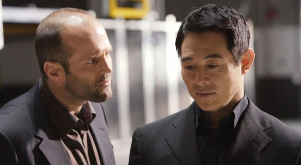 Statham és Jet Li a War című 2007-es gengszter akciófilmben. A film kedvéért Jason Statham extra harcművészeti képzéseken vett részt, míg Li visszafogottabb bunyókat mutatott, hogy körülbelül egy színvonalat láthassanak a nézők. A egymás elleni bunyó végül fele olyan hosszú lett, ugyanis rettenetesen megvágták. A film bukta volt, így Jet teljesen letett arról, hogy valaha Hollywoodi sztár lehessen és inkább Kinában folytatta a főszerepeit.