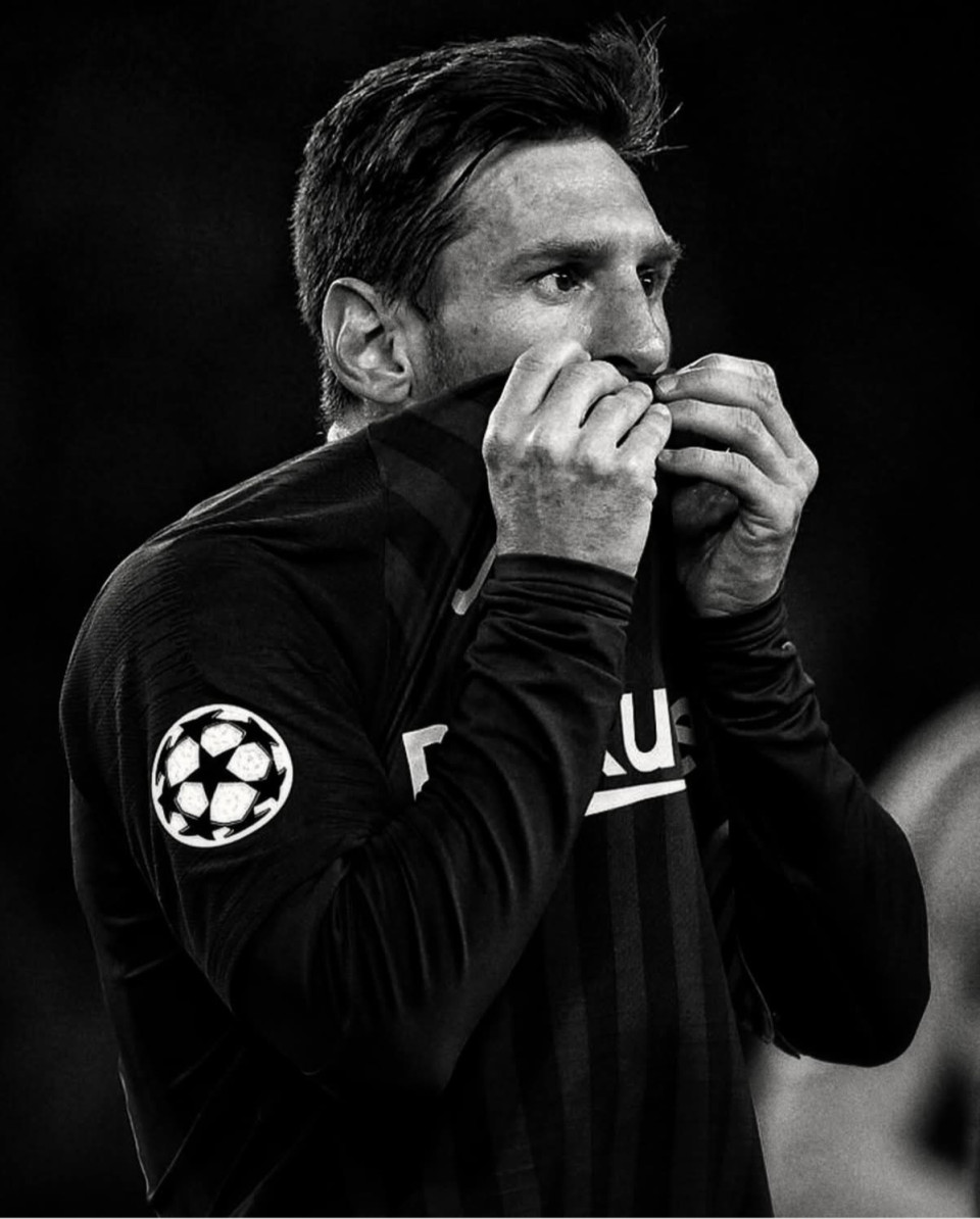 🥹💙❤️ MESSI ÜZENETE A BARÇA-SZURKOLÓKNAK: „Nagyon hiányzik Barcelona… mindent hiányolunk…” 🇦🇷🥺„A szurkolók szeretete egyszerűen lenyűgöző… ha eszembe jut mindaz, amit Barcelonának köszönhetek — a remek emberek, az időszak, amit együtt éltünk át — mindig elérzékenyülök, nosztalgikus hangulatba kerülök és izgalommal telek el.” ✨„Őszintén szólva nagyon hiányoznak azok a pillanatok, amiket a Barçával éltem át. Talán most még inkább értékelem őket, mint akkor, amikor megtörténtek, hiszen a mindennapok sodrásában talán nem tudtam igazán megélni őket.” 💭„Hálás vagyok Istennek, hogy gyerekként Barcelonába vezetett, és hogy itt alapíthattam családot.” 🙏„Nagyon szeretnék visszatérni, hiányzik a város… a gyermekeimmel és a feleségemmel is rengetegszer szóba kerül, hogy egyszer újra ott éljünk, hiszen ott van az otthonunk — mindenünk, amit igazán szeretünk.” 🏡„Nagyon vágyom rá, hogy visszatérjek a stadionba, amikor elkészül, hiszen amióta a PSG-hez igazoltam, nem jártam a Camp Nouban – ráadásul a csapat közben rövid időre a Montjuïcba költözött.” 🏟️„Izgalmas lesz újra ott lenni, felidézni az átélteket… Örökké hálás leszek a szurkolóknak a szeretetükért. Csak annyit mondhatok: köszönöm.” 💙❤️🐐