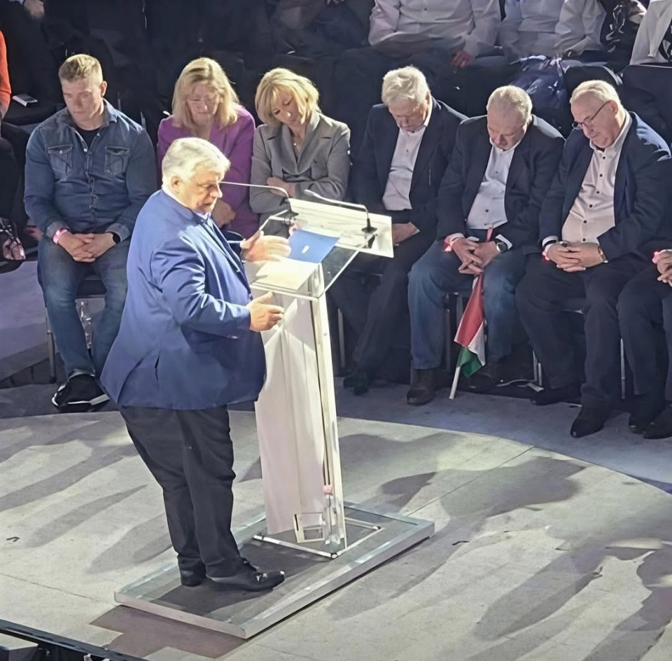 Juszt László írása Vajon miért áll ki még ma is Matolcsy mellett Orbán, amikor már köztudott, hogy minimum 270 milliárd eltűnt az ő idejében a Magyar Nemzeti Bankból? Azt a hülyeséget, most hagyjuk, amit korábban mondott, hogy “nem fogom a jobb kezemet levágni”. Egy dolog, hogy próbál elhatárolódni: „Vannak dolgok, amihez semmi közöm sincs. Ilyen a nemzeti bank függetlensége.” De amit mindenki tud, azt neki is tudnia kell. Az esküjében pedig az szerepel, hogy “a törvényeket betartom és betartatom”. Tehát nem védekezhet azzal hogy “az MNB ügyei nem a kormány hatásköre”.Mivel érte el ez a “blöff mester”, hogy Orbán de facto meg is védi? Mint minden NER-es ügyben csak a pénz útját kell figyelni.Induljunk ki abból a konkrét dokumentumból, amit az Állami Számvevőszéken készítettek, s ami rögzíti, hogy hogyan vesztette el több száz milliárd a közpénz jellegét, 2014-ben a Pallas Athene Alapítványokon keresztül. A 260 milliárd kezelését az Optima ZRT kezelésére bízták. Az Optima megvásárolta a GTC nevű ingatlancéget, amely birtokolt egy 11 nagy értékű belgrádi ingatlan csomagot. Ezt követően 2022-ben jelent meg a színen Jelinek Dániel, aki megvásárolta 100 milliárdért ezeket az ingatlanokat, majd rövid idő elteltével továbbadta Tiborc István Diófa nevű alapkezelőjének. Csodálkozik még azon valaki, hogy ez az ügyészség nem nyomoz az MNB eltűnt több száz milliárdja után? Nyugodtan kijelenthetjük, hogy az MNB-ből eltűnt irgalmatlan mennyiségű pénz egy részét, ha valaki keresi, az Orbán családnál találja meg.Így érthető, és csak így érthető Orbánnak a hatalomhoz való eszelős ragaszkodása. De rajta már - ha lesz is - egy Vance látogatás sem segíthet.