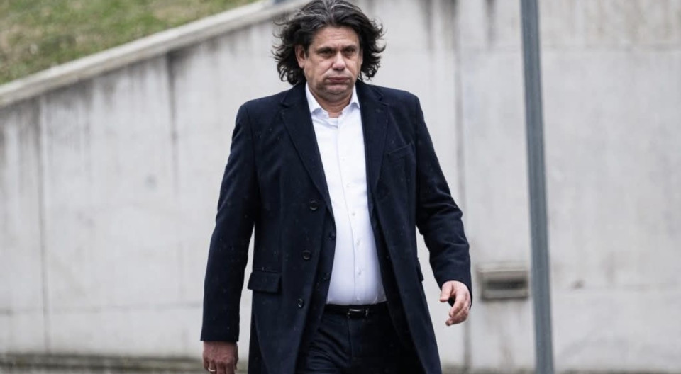 Juszt László írásaDeutsch Tamást Magyar Péter édesanyja jelentette fel, de a Tompika nem aggódik. A frappáns válaszok mestere erre így reagált:„ügyvédet perrel fenyegetni olyan, mint szakácsot főzéssel”.Na most,  jelzem, hogy ez egy elcseszett plágium. Eredetileg Torgyán mester fogalmazott egy hasonló helyzetben így. Igaz, annak volt értelme: “Ügyvédet perrel, szépasszonyt “szerszámmal” fenyegetni nem lehet.” Na de egy szakácsot - főzéssel? Ez úgy hülye, mint aki írta. “Ennyi.”