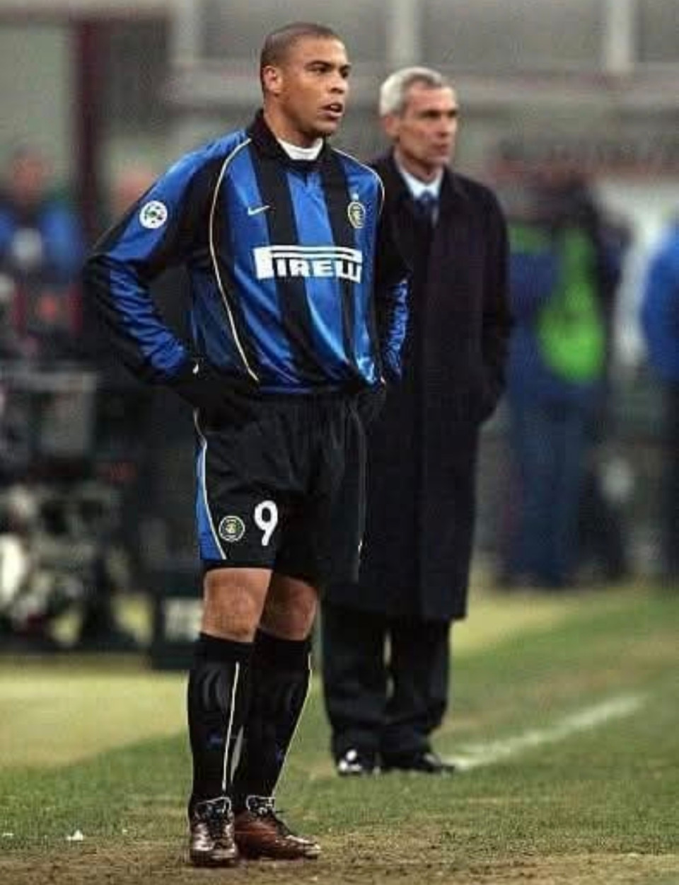 2002-ben ugyanezen a napon, €46 millióért eladtuk Ronaldot a Real Madridnak. Il Fenomeno 5 éves Interes karrierje, megannyi gyönyörű és sajnos szerencsétlen pillanatot foglalt magába. Az 1999 Novemberi sérüléséig, 58 bajnokin, 42 gólt szerzett és Bergomi távozása után, ő lett a csapatkapitány. 2000 áprilisában, 6 hónap és egy térd műtét után tért vissza, a Lazio elleni kupadöntőn, ahol hat perc játék után, teljesen elszakadt a térdszalagja. Ezután újabb műtét következett és az egész 2000/2001-es szezont kihagyta, majd csak a következő idény végén, 2002 tavaszán tért vissza játszani. Szerencsétlen módon bajnok akkor sem tudott lenni a csapattal, mivel az Inter kikapott az utolsó fordulóban a Laziotól. Ronaldo tehát, 5 év alatt összesen csak 99-szer lépett pályára Fekete-Kékben és 59 gólt szezett. Mégis, mi szurkolók örülhetünk, hogy a karrierje legjobb formájában játszó brazilt láthattuk nálunk játszani, aki meccsről-meccsre terrorizálta, a világ akkori legjobb védőit és akire a mai napig büszkék vagyunk. 1997 és 2000 között vitán felül a világ legjobb játékosa volt.Ronaldo pár évvel az eligazolása után, egy interjúban azt mondta, hogy Hector Cúper rossz időben játszatta, illetve nem játszatta, és ezáltal kockáztatta a karrierjét. "Amikor megkértem(Morattit), hogy döntsön köztem és Cúper között, azt mondta, hogy nem rúghatja ki őt, de azt is mondta várjak, mert a dolgok változhatnak. De én ezt nem toleráltam és elfogyott a türelmem. Jó személyes kapcsolatom van Morattival, de itt csalódtam benne. Több hűséget vártam, végül ez nem így lett."