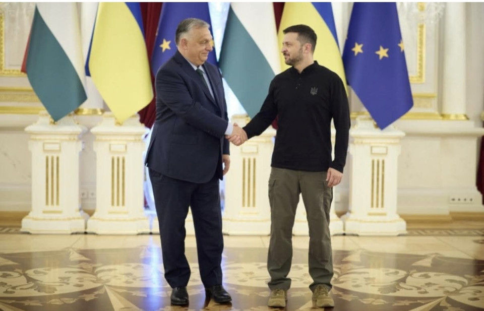 Tarjányi Péter írásaVan egy határ, amit háború idején sem lehet átlépni.Volodimir Zelenszkij azt mondta: ha Orbán Viktor blokkolja az Ukrajnának szánt támogatást, akár „meg is adhatják a címét a fronton harcoló ukrán katonáknak”.Ez elfogadhatatlan.És mielőtt félreértés lenne: számtalan dologgal nem értek egyet a magyar kormány Ukrajna-politikájában. Sőt, piszkosul nem tetszik, amikor a kormánypárti politikusok túl közel sodródnak az orosz narratívához sem.De egy ország elnöke nem beszélhet így egy másik ország miniszterelnökéről.Röviden nézzük át a helyzetet.Zelenszkij kommunikációjának az oka, hogy Ukrajna létkérdésként tekint minden támogatásra. A beszéde célja: politikai nyomásgyakorlás Magyarországra.Az érzelmi mozgatója, pedig a háborús frusztráció és diplomáciai konfliktus.ÉRTEM. DE!Ukrajnában évek óta működnek radikális nacionalista csoportok, amelyek politikusokról és közéleti szereplőkről „halállistákat” vezetnek. Ilyen adatbázis például a Myrotvorets.Ezért egy ilyen mondat Zelenszkijtől nem humor. Nem irónia.Hanem egy olyan üzenet, amely könnyen rossz irányba tolhat egy politikai konfliktust.Vitázni lehet. Politikai nyomást gyakorolni is.De, egy EU- és NATO-tagállam vezetőjéről így beszélni – háború idején különösen – egyszerűen nem fér bele.Orbán Viktort csak mi magyarok válthatjuk le - demokratikus a - másnak ebben dolga nem lehet és Ukrajnának ehhez köze NINCS.Így gondolom.