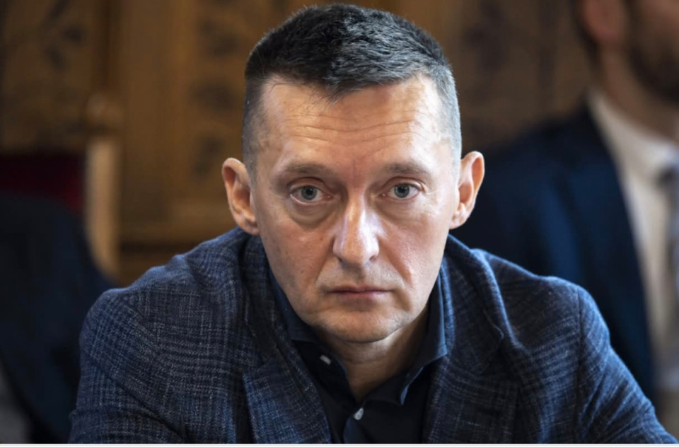 Dr. Tóth Bertalan írása 🤡Röhejessé tette magát Rogán Antal és az egész Fidesz, de még ez is milliárdokba kerül!‼️👉Emlékeznek? Nagy hangon bejelentették, hogy a VOKS 2025 nevű propagandaakciójuk során speciális papírra nyomott, a papírpénzeknél is használt, biztonsági elemmel ellátott szavazólapokat használnak, a beérkezett szavazólapok biztonsági jelzéseit pedig UV-lámpa alatt vizsgálják majd, méghozzá közjegyző jelenlétében, hogy „kizárják a manipuláció lehetőségét”!Aztán amikor kiderült, hogy nagyon kevés válasz érkezik, Orbánék kitalálták, hogy online is lehet szavazni – és most már elég egy szavazáshoz egy e-mail cím is, vagyis akinek több e-mail címe van, az többször is szavazhat.😡A pénzpapírra meg biztonsági elemekre kidobott pénzről pedig már nem beszél senki.❓Ezért aztán megkérdeztem Rogán Antalt, hogy mégis mennyibe került a magyar adófizetőknek a VOKS 2025 véleménynyilvánító szavazás? Mekkora volt ebből a gyártás, a postázás, a hirdetés és a visszaélések kizárására rendszeresített speciális papírra fordított összeg és egyéb más biztonsági elemek költsége? Miért költöttek külön összeget a csalások megfékezésére, ha egyébként az online szavazás során gyakorlatilag korlátlan számú szavazatot is leadhatnak a  a választók? És végül: mennyiben fogadható el ezek után hitelesnek a szavazás eredménye?✋A miniszter nevében válaszoló ugyancsak „bátor” Hidvéghi Balázs, a Miniszterelnöki Kabinetiroda államtitkára a fenti kérdésekre azt a frappáns feleletet adta, hogy csak a szavazás „lezárulta után állnak majd rendelkezésre a releváns adatok.”🍊Bár a Fideszről tudjuk, hogy még akkor is hazudnak, ha kérdeznek, érdemes lesz megvárni, hogy kiderüljön: pontosan mennyibe is került a magyar embereknek ez a szánalmas kutyakomédia.