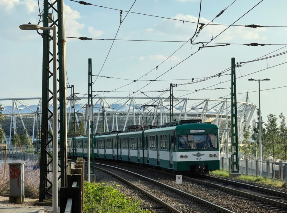 Érdekes ez a magyar mentalitás. Szerintem nincs a világon egyetlen másik nemzet sem, amely ennyire vágyna mások elismerésére, amely ennyire szeretné kifelé, mindenki másnak mutatni a saját fontosságát és nagyságát.Űrállomást akarunk építeni. Meg cirka 40 milliárd forint közpénz elégetésével embert vittünk az űrbe. Miközben az ország jelentős részében nem lehet tömegközlekedéssel eljutni A-ból B-be. De nem egyedi eset ez. Büszkék vagyunk arra a néhány kiváló sportolónkra, akik olimpiát nyernek, miközben a magyar lakosság többségének egészségi állapota kritikus, és arra sem vagyunk képesek, hogy legalább minden gyerek számára tudjunk biztosítani megfelelő testnevelést, tornacsarnokokban meg uszodákban.Az a nemzet vagyunk, amelyik Marlboros dobozból szívja a legócskább sodort cigarettát. Az, ahol a németből behozott, 650 ezret futott, kerregő-füstölgő BMW áll az omladozó ház udvarán. Az, amelyik erőn felül akar kifelé mutatni, emiatt ha vendégek jönnek, a teljes fizetését elkölti hat fajta üdítőre, nyolc fajta whiskey-re, tizenöt fajta sörre, és főz huszonhat fajta kaját. Az, amelyik Provident-hitelre vesz lapostévét. Meg karácsonyi ajándékot.Miért lenne más a kormányunk akkor? Hiszen ők is magyarok, ők is ezt a mentalitást hordozzák magukban, nagyban. Mi Trump elnök úrral akarunk találkozni, meg űrállomást akarunk építeni, meg olimpiát rendezni, világbajnokságot, tízezret, százat, ezeret, és valamiféle nem létező, soha nem létezett nagyságról ábrándozunk, miközben a legalapvetőbb állami feladatokat sem vagyunk képesek ellátni. A háziorvosi praxisok 15 százaléka betöltetlen, a vasút nem jár, az egészségügy romokban, emberek milliói élnek mélyszegénységben, de nekünk űrállomás kell. Miközben az állam azt sem tudja biztosítani, hogy a kerekesszékes honfitársaink az egyik állomásról eljuthassanak a másikra.Pont, mint az egyszeri proletár, aki hitelből vesz magának autót, hogy villogjon vele, meg last minute utazást, miközben a gyereknek az osztálypénz nincs befizetve, és az áramszámlával is háromhavi elmaradása van. Emögött viszont ott van az a pszichológia, hogy azzal nehéz a haveronak villogni, hogy „lám, én most is befizettem a számlákat, a gyereknek is tudtam venni új cipőt”, hiszen ennek teljesen normálisnak kellene lennie. Könnyebb villogni egy új autóval, tévével, utazással. Akkor is, ha hitelre történik. Azt majd mások nem látják úgyse.Ilyen a kormány is. Nehéz lenne azzal villogni, hogy lám, a vonat időben megérkezett, kényelmes és gyors volt. Vagy azzal, hogy minden településen van háziorvos. Hiszen ezek alapvető dolgok ott, ahol az állam működik. Mondhatni, ez az elvárható minimum. Ehelyett a kormány megpróbál azzal villogni, hogy űrállomást építenek, meg a világ vezető politikusaival paroláznak. Miközben belül rohad minden.Íme a legtipikusabb kép: 200 milliárdos csili-vili stadion, és a rozoga, 60 éves HÉV.