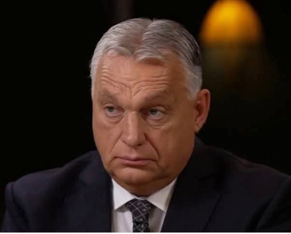 LENDVAI ILDIKÓ: Nincs mit szépíteni, bunkó vagyok, na. Most derült ki, ahogy értelmezni próbáltam a miniszterelnök tévényilatkozatát a pápai vizitről, amelyet kedves családjával és az átmenetileg oda adoptált Semjén Zsolttal volt szíves abszolválni. És van, amihez szótáraznom kellett. Egyszerűen magas volt nekem a kormányfő választékos szóhasználata.Azt még értettem, hogy "ami késik, az jön". Ő ugyan a halasztott budapesti csúcsról mondta, de szerintem a magyar vasútra vonatkozott. Annál a mondatnál viszont bajba kerültem, hogy "Van, amikor numerálni kell, van, amikor meg ponderálni".Ha csak úgy nem.A "numerálást" még felfogtam. Nyilván számlálást, számszerűséget jelent. De a "ponderálás"? Most őszintén, Önök csak úgy kirázták a kisujjukból, miről van szó? Ezúton kell elnézést kérnem Gábor Ági nénitől, aki a gimis latin tanárunk volt (méghozzá remek). De ezt a szót nem ismertem. Megnéztem. Segítek: súlyozást jelent. A miniszterelnök ezt felelte arra a kérdésre, hogy miért vannak a nyugati világban -értelmezése szerint- kevesen a békepárti vezetők. Kiderült, nem számolgatni kell őket, hanem ponderálni. Súlyozni. Márpedig Trump meg ő kettecskén is olyan súlyt képviselnek, ami lenyomja a mérleget. (Szerintem ugyan Trump már félig kiesett a pixisből, ill. a ponderből, mert most ő is elkezdte szankciózni Putyinékat. Az emberei pláne azzal nyaggatnak minket, hogy ideje volna valami tervet készíteni a leválásra az orosz energiahordozókról.) Megtanultam az új közmondást: "Van, amikor numerálni kell, van, amikor meg ponderálni." (Csak össze ne keverjem valahogy.) Ld. még ebben a múfajban: Jobb ma egy ponder, mint holnap egy numer. Nem mind numer, ami ponder. 13 fodor van a szoknyámon, nem számolom, inkább megponderálom.Biztos vagyok benne, hogy a felirat ott van Orbán és Nagy Márton irodájában. Baj ban a GDP-vel, az inflációval, a fogyasztással, az átlagnyugdíjjal, a gyermekotthonok étkezési normatívájával? Ugyan. Csak a hülyék számolgatnak. Főleg, ha rosszak az adatok. Súlyozni kell, ponderálni, van, ami duplán számít. Ha kell. Kérhetném azért a hozzám hasonló korlátolt elmék nevében, hogy majd a szavazatszámlálásnál ne tessék ponderálni? Tudom, snassz, de mégis maradnunk kellene az egyszerű numerálásnál. A kedvünkért.2025.10.28.