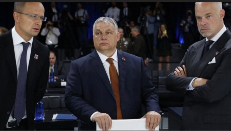 "Szakítunk az eddigi béketevékenységeinkkel" és átállunk „a háború felé vezető út nulladik fázisára” – mondta Szalay-Bobrovniczky Kristóf, honvédelmi miniszter, miután évekig az ellenzéket vádoltak "háborúpártisággal"! Vérlázító, hogy Orbánék a fegyverkezéssel diktátorokkal és háborús bűnösökkel karöltve Európa gyengítését, végső soron vesztét akarják. Annak a szabad, békés és szolidáris Európának, amelyhez mi is ragaszkodunk. Persze a fegyvergyártásból addig is folynak a milliárdok Orbánhoz, Szalay-Bobrovniczkyhez és a haverokhoz.