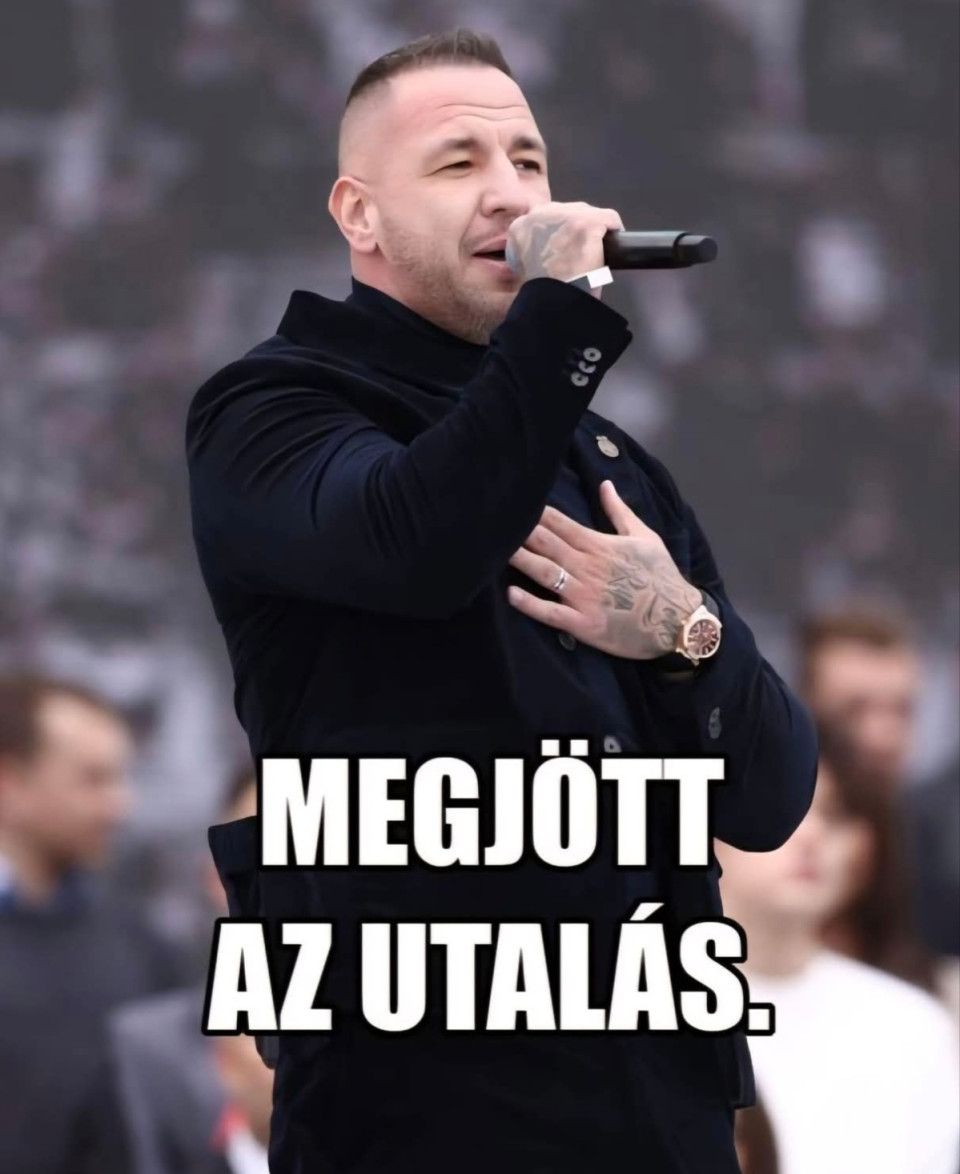 Fekete-Győr András írásaCurtis, ránéztél mostanában a feededre? Nem hiszem el, hogy ne égett volna a bőr a képeden a temérdek sok nevető fej láttán, ami a közpénzből fizetett dokumentumfilmedről szóló hír kapcsán érkezett. Ritkán ért egyet bármiben ez az ország, de neked sikerült összehoznod a lehetetlent: jobboldaltól baloldalig egyszerre kapott a fejéhez mindenki a 120 millió forintos "sikered" láttán.Vettem a fáradságot, és beleolvastam a cikkek alatti kommentekbe. Nem csak az első kettőbe, hanem direkt hosszan tekertem lefelé. Tudod, hány pozitív hozzászólással találkoztam? Eggyel sem, Curtis. Egy darab emberrel sem, aki a védelmébe vett volna.Senki nem írta oda, hogy „ez az életút a vászonra kívánkozik”, vagy hogy „végre egy történet, amiből tanulhatnak a fiatalok”. Mindenki, de tényleg mindenki fel van háborodva azon, hogy a te imázsfilmedre 120 millió forintot égetnek el a mi pénzünkből.Mindenki ki van akadva, hogy miközben az adófizetők pénzéből készítenek rólad dokumentumfilmet, addig azokra, akikre valóban büszke lehet Magyarország, egy fillér sem jut. Vegyük például a Nobel-díjas Karikó Katalint. Szégyen, de még a franciáknak is előbb jutott eszébe dokumentumfilmet rendezni róla. Ők leforgatták, a magyar állam viszont nem. Bezzeg ha az egyik sógor-komáról van szó? Akkor egyből megnyílik az állami pénzcsap.Ebből lett végleg elege a magyaroknak. Abból az urambátyám világból, ahol a siker mértékegysége nem a tehetség, hanem a párthűség. Ahol nem az számít, mit tettél le az asztalra, hanem az, hogy ki kivel pacsizik össze a VIP-páholyban. Ennek köszönheted a nevető és dühös fejeket.Nem tudom, hallottál-e róla, mi zajlik épp a János Kórházban. Hogy műtéteket kell elhalasztani, mert a milliárdokból frissen „felújított” fűtésrendszer az első hidegben felmondta a szolgálatot. Hallottál-e arról, hogyan viselkedett Takács Péter haverod azzal az édesapával, aki a 11 hónapos sérült gyermekével a karján volt kénytelen szembesülni a magyar egészségügyi ellátórendszer totális csődjével.Kíváncsi vagyok, hogy amikor az ilyen híreket olvasod, akkor nem fordul-e meg a fejedben, hogy mennyire visszataszító felmarkolni ennyi pénzt a nagy semmire? Kérlek, mutass nekem egyetlen embert az országban, Curtis, akinek őszinte igénye volna egy rólad készült dokumentumfilmre.Mire számítasz, hányan fogják megnézni? Már azokat a katasztrófaturistákat leszámítva, akik szeretik önmagukat kínozni, hogy mire szórták el az adójukat…Nem vagyok persze naiv: pontosan tudom, hogy téged mindez hidegen hagy. Sőt, meg vagy győződve arról, hogy neked jár ez. Ki lenne elvégre az a balek, aki a maradék becsületét beáldozva arcát adná a fizetett tapsolókkal és levitézlett celebekkel feltöltött DPK-gyűlésekhez, hacsak nem kap mocsok sok pénzt érte? Ki lenne az, aki a szakmai integritását sutba dobva beülne az egykor szebb napokat látott Megasztár zsűrijébe, hogy Tóth Gabival karöltve asszisztáljon egy előre megírt, zenei tehetségkutatónak csúfolt kellemetlen bulvárszínjátékhoz, hacsak alaposan ki nem tömik érte?Ennyire senki nem lenne hülye ingyen, nem igaz? Neked ez jár, te ezt a szolgálataiddal keményen kiérdemelted. Ez a NER törvénye: valamit valamiért.Egyvalamihez azért hadd gratuláljak, Curtis. A dokumentumfilmed tervezett címéhez: „CURTIS – A legismertebb senki”. Ennél pontosabban nehéz lenne összefoglalni azt, amit a magyar emberek most rólad gondolnak.