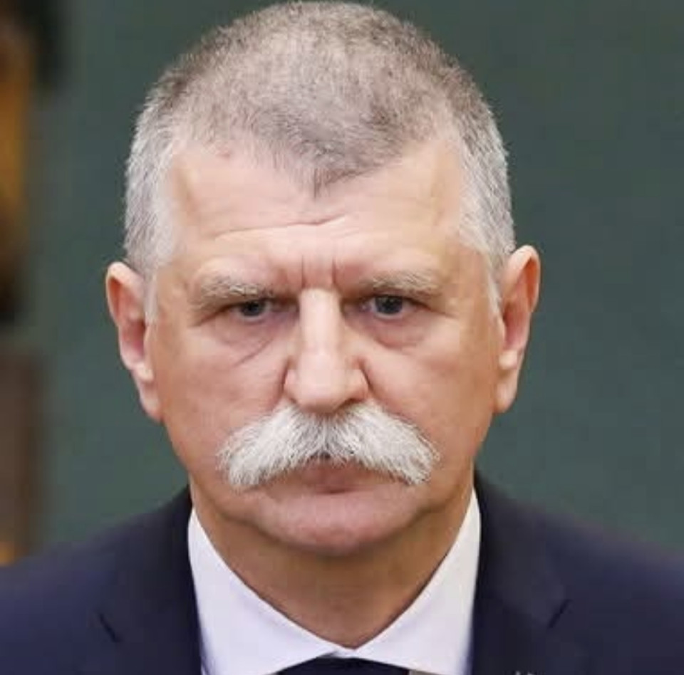 Juszt László írásaOrbán, Semjén - pipa. Felkészül: Kövér László. Ha valakinek nincs, akkor neki semmi köze a demokráciához. Már hosszú ideje kijelentkezett a normálisnak ismert világból. Az 1-es számú Fidesz tagkönyv büszke tulajdonosa egyetlen alkalommal vállalta a megmérettetést, 1990-ben. Utána már csak listán jutott a parlamentbe.Viszont “aktívan” részt vett a kampányokban. Például 2002. március 23-án, amikor ajánlatot tett azoknak, akik nem szimpatizáltak vele: „Sokan vannak ma Magyarországon olyanok, akik nem tudnak örülni a kormány intézkedéseinek. Ezért azt ajánlom nekik: vegyenek egy kalapácsot, egy szöget és egy kötelet, menjenek le az alagsorba, és a szögre, vagy ha találnak jó gerendát, akkor arra kössék fel magukat.”A mai napig tartozik a magyarázattal erre az undorító mondatra: „Én szánalommal tekintek azokra a képviselőkre, akiknek a személyi száma 2-vel kezdődik, amikor olyan helyzetbe keverik magukat, amilyenbe Szabó Tímeának is sikerült legutóbb. Nincs annál elszomorítóbb, mint amikor egy gyűlölettől eltorzult női arcot lát az ember férfi létére.”Sajátságos világképét valahogy mégsem sikerült ráerőltetni az országra: „Szeretnénk, ha lányaink az önmegvalósítás legmagasabb minőségének azt tartanák, ha unokákat szülnének nekünk.”Hogy az állapota rohamosan romlik, arra egyetlen konkrétummal utalnék: aláírta, hogy Trumpot jelöljék Béke Nobel-díjra.A puritán köntösbe öltözött 1-es számú, a kommunista Kína egyik, vele jó viszonyt ápoló üzleti tótumfaktuma százmilliókkal tolta meg Kövér László kabinetfőnökét és annak családját. Luxusingatlanra meg menő kocsira. Ez az egykori MSZMP-s, mára szélső jobbos parlamenti elnök. Mi a nemzetbiztonsági kockázat, ha nem ez?