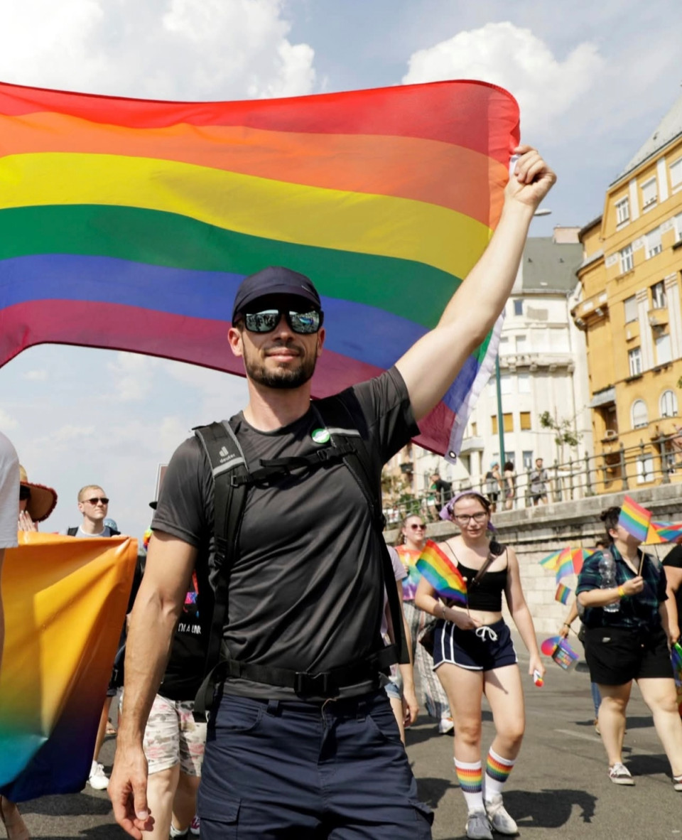 Tordai Bence írásaSzombaton lesz a Budapesti Büszkeség Menet, mert „kinek mit intézett a kormánya” – a Fideszé például azt, hogy megpróbálta betiltani a Pride-ot, csak éppen nem sikerült.Pride tehát lesz, ha nem is a gyülekezési törvény alapján bejelentve, hanem önkormányzati eseményként. Ettől még jogos a kérdés: miként lehetséges, hogy egy védett tulajdonságú csoport, az LMBTQI-személyek rendezvényét betiltják, és a résztvevők tömeges arcképes megfigyelésére készülnek?Persze mind tudjuk, hogyan lehetséges: Orbán politikai érdekei kívánják így. A hatalom már rég az elnyomás eszközeivel sújt le ellenfeleire – vagy azokra a szerencsétlen civilekre, akiket az aktuális széljárásnak megfelelően lehet ellenségképként használni óriásplakáton és nemzeti konzultáción.Pedig még a Szájer-féle alaptörvény is kijelöli azokat a szerveket, amelyeknek az alapjogok védelme a feladatuk. Ilyen az ombudsman, azaz az alapvető jogok biztosa és hivatala (AJBH) és a Nemzeti Adatvédelmi és Információszabadság Hatóság (NAIH) is. Ezekben a hivatalokban emberek dolgoznak – közpénzből – azért, hogy védjék az állampolgárok jogait. Ez lenne a dolguk.Ezért május 20-án éltem állampolgári jogommal, és panaszt, illetve közérdekű bejelentést tettem e két hivatalnál. Azt kérdeztem: hogyan egyeztethető össze egy békés gyűlés betiltása és a résztvevők arcképes megfigyelése a jogállamisággal?A törvény szerint harminc napjuk van válaszolni. Ma június 24. van. Nincs válasz. Nincs vélemény. Pedig napokon belül tízezrek vonulnak az utcára. Nem tudjuk, mire készül a hatalom. De azt már tudjuk: ezek a szervek megbuktak. Nem végzik a dolgukat. Ha egy ügy politikailag nem kényelmes, akkor egyszerűen nem állnak ki mellette.Nem baj. Nem is rájuk számítunk. Egymásra számítunk.Én ott leszek szombaton 14 órakor a Városháza Parkban, és tudom, hogy sok más szabadságszerető ember is ott lesz. És bármi történjen is: kiállunk egymásért. Nem lehet betiltani és megfélemlíteni minket!Most különösen fontos, hogy összefogjunk. A kommentek között találsz két linket. 🔗 Az elsőn anyagilag tudod támogatni a szombati felvonulást, a Budapest Pride-ot. 🔗 A másodikon pedig csatlakozhatsz a politikai közösségemhez szimpatizánsként.Vigyázzunk egymásra, álljunk ki egymásért!