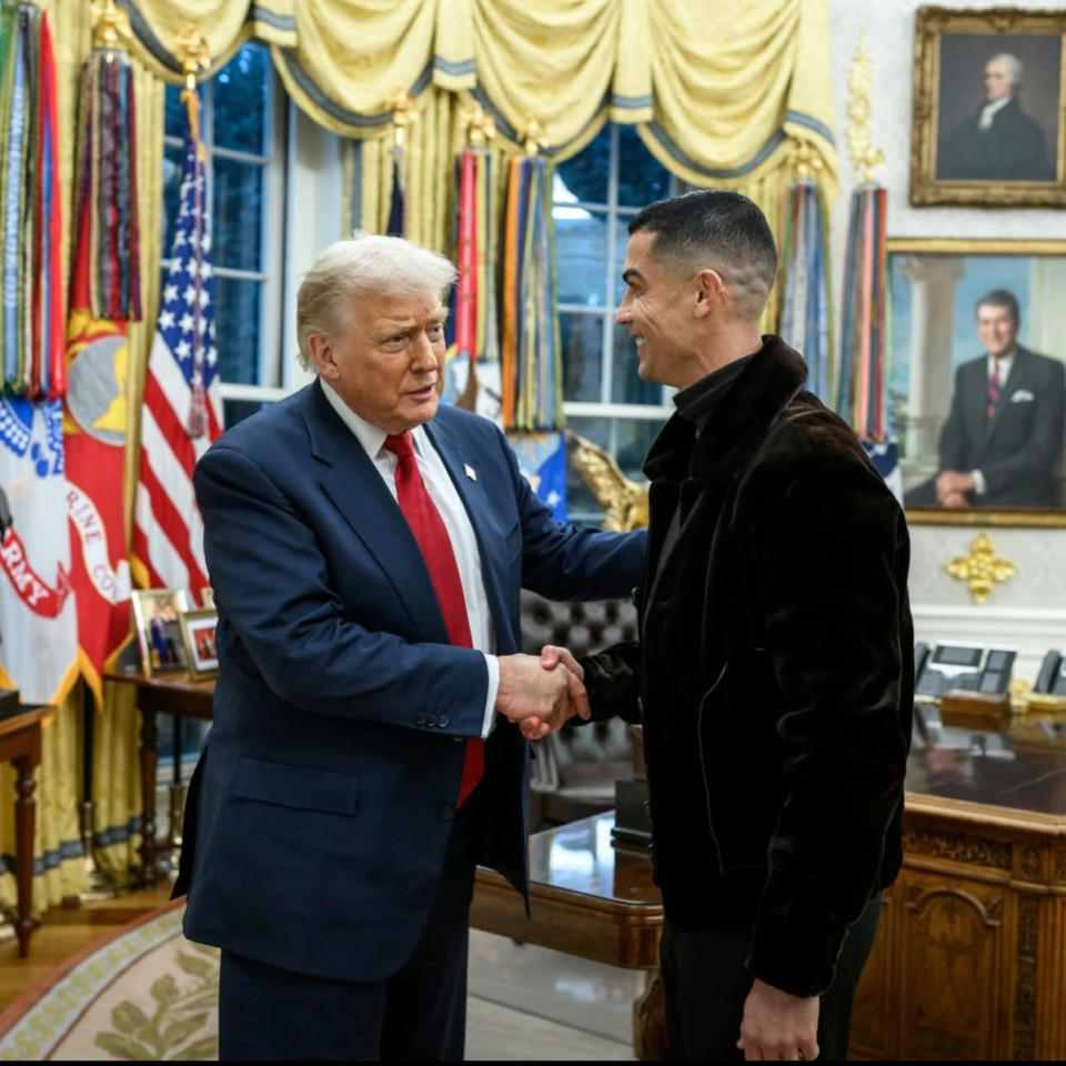 Cristiano Ronaldo: Köszönöm elnök úr meghívását, és a meleg fogadtatást, amit ön és a First Lady adott nekem és leendő feleségemnek Georginának! Mindannyiunknak van valami jelentőségteljes szerepe és én készen állok arra, hogy kivegyem a részem, miközben új generációkat inspirálunk egy olyan jövő építésére, amelyet a bátorság, a felelősség és a tartós béke határozzon meg.- Az ukrajnai békéről is beszéltek.