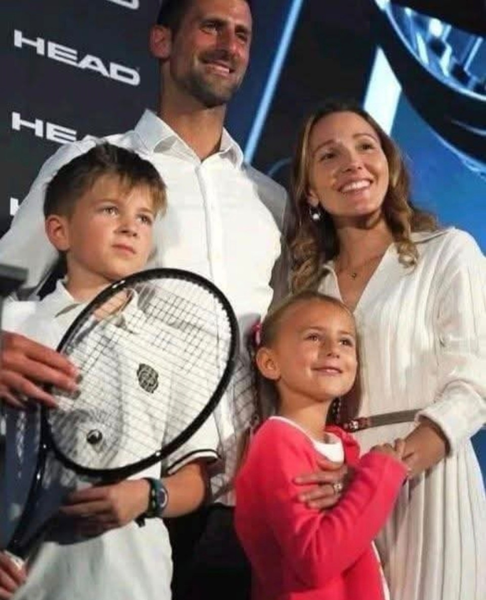 #NovakDjokovic 🎾Adj nekik telefont, amikor véget akarsz vetni a gyerekkoruknak!!"A gyerekeim azt mondják, hogy az iskolában mindenkinek van mobiltelefonja, kivéve őket és panaszkodnak nekem emiatt. Én viszont azt magyarázom nekik, hogy így különböztetjük meg magunkat másoktól, mert lassan kell haladnunk, mind pozitív, mind negatív értelemben. Fontos, hogy az emberek egy kicsit jobban tudatában legyenek annak, ami körülöttünk történik; nem kell a csordát követni. A gyerekeimnek majd okostelefonjuk lesz, ha készen állnak rá, a tudatosság értékével."- Novak Djokovic