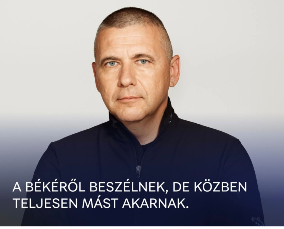 „A hatalom félelemben tart, miközben békéről papol.”Ruszin-Szendi Romulusz altábornagy, a Magyar Honvédség volt parancsnoka szerint a jelenlegi kormány már nem a társadalom bizalmára épít, hanem a magyar embereket fordítja egymás ellen. Hazugságokkal, gyűlöletkeltéssel és politikai tisztogatással próbálják fenntartani a hatalmukat.A honvédségi vezetők eltávolítása, a „fiatalítás” valójában nem más, mint a valóban békepárti, szakmailag felkészült katonák kiszorítása. A kormány a békéről beszél, de a szándékai egészen mások – ezt bizonyítja a hanganyag, amelyet nyilvánosságra hoztunk.„Szembe kell nézni a valósággal, és választ kell adni a magyar társadalomnak. Nem fog nekik sikerülni”.A TISZA nem hagyja, hogy tovább rombolják a haza biztonságát és becsületét. A békét nem üres szavakkal, hanem tettekkel kell megvédeni.❤️🤍💚