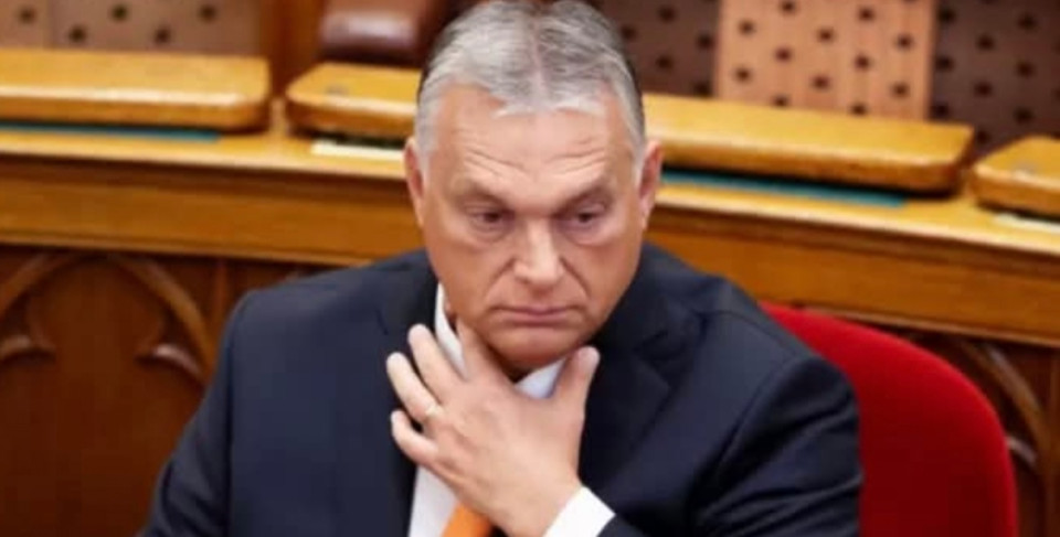 Az Orbán-rendszer a haláltusáját vívjaÉs ez nem lesz szép látvány.Jobb, ha felkészülünk rá!Ahogyan szorul a hurok, egyre vadabb rúgásokkal igyekeznek majd kiszabadulni.Egyik nap a Tisza Párt ukrán ügynök. A másik nap jön a Rákosi-rendszer fénykorát idéző „tavaszi nagytakarítás” törvény. Harmadnap meg… Isten tudja mit találnak majd ki, végső kétségbeesésükben.Csak abban bízom, hogy talán még a Fidesz környékén is akad néhány józanabb eszű politikus, aki megálljt parancsol, ha nagyon elvetnék a sulykot.Bár a Fidesz szálait valójában Putyin mozgatja, így nincsenek illúzióim. Azt kell tenniük, amire Moszkva utasítja őket.Putyin nyilván nem szeretné, ha valaki csak úgy szépen levenné a bábuját a sakktábláról. Hasznos az, mikor ez a bábu mindent megvétóz a NATO-ban, meg az EU-ban, az orosz érdekek szerint.Mire számítok a jövőben, mindezek alapján?Arra, hogy a hurok egyre szorosabb, a vergődés sokkal csúnyább lesz.Néhány hónapig ezt még el kell viselnünk.Aztán a NER romjain, közösen, építünk egy új Magyarországot!