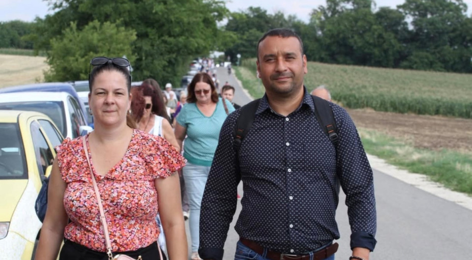 Lőcsei Lajos írásaOly mértékű luxust láthattunk tegnap Hatvanpusztán, amit az ember, épp ésszel fel nem foghat! Még most is a hatása alatt vagyok. Ráadásul közel sem láttunk mindent. És ez csak a töredéke az ellopott közpénz milliárdoknak. Ha csak arra gondolok, hogy egy állami gondozásban lévő gyerek étkezésére napi 1500ft-ot költ a kormány, itt pedig Isten tudja mennyi pénzből építettek egy ilyen luxus komplexumot, a mi pénzünkből, akkor nem csak a bicska nyílik a zsebembe, hanem legszívesebben villára szedném őket! 2026 után egy kormányváltást követően ezt a vagyont is vissza kell venni! Ha nincs elszámoltatás, nincs valódi rendszerváltás!
