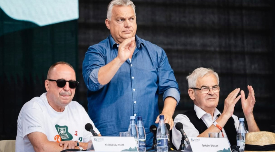 Orbán Viktor Tusványoson: "Eldöntöttük, hogy se a Tiszát, se a DK-t nem engedjük kormányra"Igen érdekes és sokatmondó kijelentés ez. Legjobb tudomásom szerint Magyarországon demokrácia van (csak vicceltem). Márpedig egy demokratikus országban a választásokkor a nép dönti el kit akar kormányra juttatni nem pedig az addig regnáló kormány. Orbán kijelentése teljesen szembe megy a demokratikus alapelvekkel. Félő, hogy valami trükkel meg fogja akadályozni a szabad választásokat. Vagy valamiféle veszélyhelyzetre hivatkozva, esetleg úgy, hogy a komolyan vehető ellenzéki erők vezetőit ilyen-olyan ürüggyel letartóztatják.Tessenek elgondolkodni a fent leírtakon.