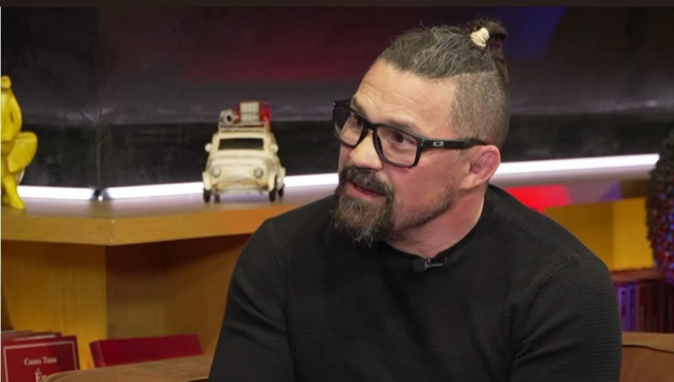 Te nem katona vagy, hanem egy ócska fideszes celeb!A Magyar Honvédség nem étlap, Bárdosi Sándor pedig úgy válogat a katonai esküben, mint hisztis óvodás a menzai főzelékben: a homokzsákot még lenyeli, de a lövészárok már rágós. Egyenruhában elvileg nincs celeb, csak bajtárs. Kivéve persze hősünket, aki 48 évesen úgy sétált be a főtörzsőrmesteri rendfokozatba, mintha valami akciós kuponnal váltott volna VIP-belépőt a katonásdiba, hogy legyen mivel menőzni a konditeremben.De alig telt el egy kis idő, a műsorrend megváltozott, és emberünk a kényelmes stúdiókanapén ülve kibökte a nagy hadvezéri stratégiát: nem akarja azokat szolgálni, akik most vezetik az országot. Zseniális. Sándorunk úgy kezeli a hazaszeretetet, mint egy sértődékeny primadonna a színházi öltözőjét: ha a választások után nem az ő ízlése szerint tapétáznak a minisztériumban, már pakolja is a sminkkészletet. Valaki árulja már el neki: a katona a hazára esküszik, nem pedig az aktuális miniszterelnök arcképére! A szolgálat nem egy kondibérlet, amit felmondunk februárban, mert már nem szimpatikus a pultos lány. És aztán jön a mindent vivő kifogás: ő már „háborúzott eleget” az életében. Azt hinni, hogy a tapadós lycra trikóban való izzadás a birkózószőnyegen egyenértékű a frontvonallal, körülbelül akkora tévedés, mintha a vízipisztolyos csatát a tüzérséggel kevernénk. Persze, gátat építeni még elmenne – az elvégre olyan, mint egy ingyenes szabadtéri crossfit edzés, ahol a tévéstáb is felvesz –, de ha komolyra fordul a dolog, a főtörzsőrmester úr inkább a békés családi fészket választja. Aki szerint a sereg csak addig jó buli, amíg a megfelelő emberek ülnek a parlamentben, az téves ajtón nyitott be. Sándor, add be azt a leszerelési papírt minél hamarabb! A haza védelme ugyanis nem egy hétvégi hakni, a lövészárokban pedig nincs szükség olyan politikai szélkakasokra, akik egy kormányváltás hallatán rögtön a fehér zászlót keresik.