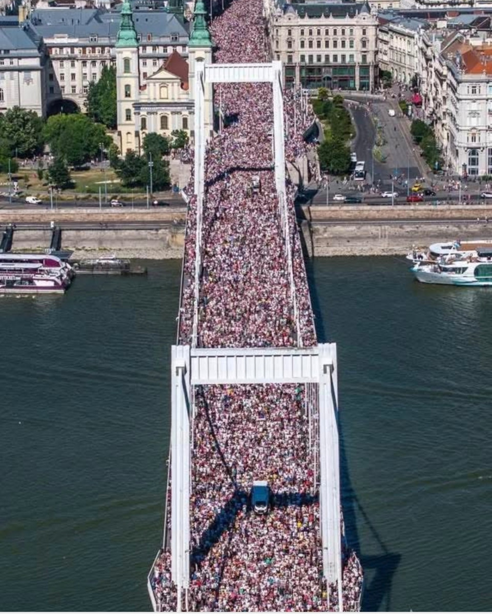 Magyar Péter írásaOrbán Viktor tegnap Európa Pride királya lett, hiszen rajta kívül még senkinek sem sikerült gyűlöletkeltéssel és uszítással ekkora tömeget mozgatni egy saját maga ellen is szóló demonstrációra. Titkon talán büszke is erre. A rendezvény mottója akár ez is lehetett volna: “A király meztelen.”Kiderült, hogy Orbán Viktor végképp elvesztette miniszterelnök jellegét. Kormányozni már képtelen, uszításban és gyűlöletkeltésben viszont verhetetlen és a politikájával képes volt összehozni Európa egyik legnagyobb szabadságjogi rendezvényét.Békemenetet már buszoztatással sem képes szervezni, viszont a Pride népszerűsítésében nála ma nincs nagyobb tehetség Európában.És az is nyilvánvalóvá vált tegnap, hogy a rendőrség nem hajlandó követni a miniszterelnököt az illegalitásba.Orbán Viktor a februári évértékelőjén a legnagyobb tapsot és éljenzést a Pride tervezett betiltása hozta. Orbán és a propaganda gépezete halálosan komolyan gondolta ezt. Most ugyan már mestertervről és összeesküvésről hadoválnak, de mindenki számára egyértelművé vált, hogy a megfáradt, rettegő miniszterelnök már nem csak a magyar társadalomban, de a sajátjai között és a hatalmi gépezetben is elvesztítette a támogatottságát.Orbán a pártjában és az államapparátusban is meggyengült, nem hajtják végre a vàllalhatatlan utasításait, bizonyos esetekben szembe is mennek vele. Ezzel beköszöntött a Gyurcsány-korszak utolsó felvonása, a teljes szétesés időszaka.Orbán kormányozni már nem tud, szétesnek a közszolgáltatások. A magyar vasút minden hétvégén, menetrendszerűen leáll, haldoklik az egészségügy, egyre rosszabbul élnek az emberek és már mindenki a centit vágja.287 nap
