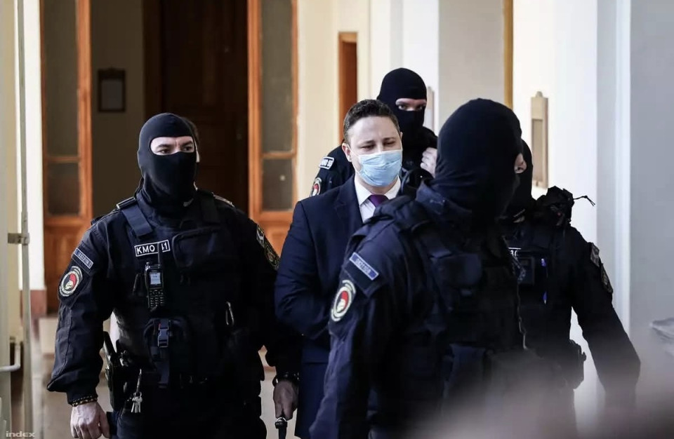 Szijjártó Péter villámgyorsan felgöngyölítette az ügyetHárom nap alatt lett pénzmosási gyanúból „ukrán háborús maffia”. Március 5-én hét ukrán állampolgárt és két páncélozott pénzszállítót állítottak elő Magyarországon, március 6-án a NAV pénzmosás gyanújáról adott ki közleményt, március 8-án pedig Szijjártó Péter már arról írt, hogy „egyre erősebb a gyanú”, hogy ez az „ukrán háborús maffia pénze”. A politikai kommunikáció tehát napok alatt eljutott az előállítástól a maffiavádig.Csakhogy a nyilvánosan ismert tényállás ettől még nem lezárt. A NAV jelenleg pénzmosás gyanújáról beszél, az ukrán állami Oschadbank viszont azt állítja, hogy a hét ember a bank alkalmazottja volt, és a szállítmány dokumentált, rendszeres bankközi fuvar volt a Raiffeisen Bank Austria és az Oschadbank között. A Reutersnek a bank azt is mondta, hogy hasonló szárazföldi szállításokat a teljes körű orosz invázió kezdete óta heti rendszerességgel végeznek.És itt jön a magyar abszurd. Ha egy külföldi pénzszállító gördül át az országon, villámgyorsan megszületik a „háborús maffia” politikai vád. Ezzel szemben az Igazságügyi Minisztérium falai között évekig folyt a szervezett bűnözés mindenki szeme láttára. Amikor a Völner–Schadl-ügyben kellett volna megtalálni a lefoglalni kívánt vagyontárgyakat, a bíróság és a hatóságok hosszú ideig hiába keresték a négy autót, a kisrepülőt és a kishajót, miközben Schadl azt mondta: nem tudja, hol vannak. Később az is kiderült, hogy a rendőrség vagyonvisszaszerzési eljárást is folytatott a repülő és a hajó miatt.Aztán jött a sajtó. A 24.hu azonosította a papíron lefoglalt, de ténylegesen még forgalomban lévő luxusautókat. A Telex olvasói tipp alapján lefotózta az esztergomi reptéren álló kisrepülőt, „amit az ügyészség eddig hiába keresett”. Korábban pedig a G7 derítette ki a lajstromból, hogy Schadl nevén egyáltalán van ilyen repülőgép, miközben az még a vádiratban sem szerepelt.Ezért nehéz komolyan venni a mostani diadalmas hangnemet. Nálunk sokszor nem a bizonyítás a leggyorsabb, hanem a propaganda. A „háborús maffiát” napok alatt sikerül bemondani, de amikor a saját rendszer korrupciós ügyeiben kellene következetesen felkutatni és biztosítani a vagyont, akkor túl gyakran derül ki, hogy a nyilvánosság gyorsabban talál meg ezt-azt, mint az állam. A maffiát nem Facebook-posztban kell leleplezni, hanem bizonyítékokkal, ugyanazzal a szigorral, mindenkire egyformán.