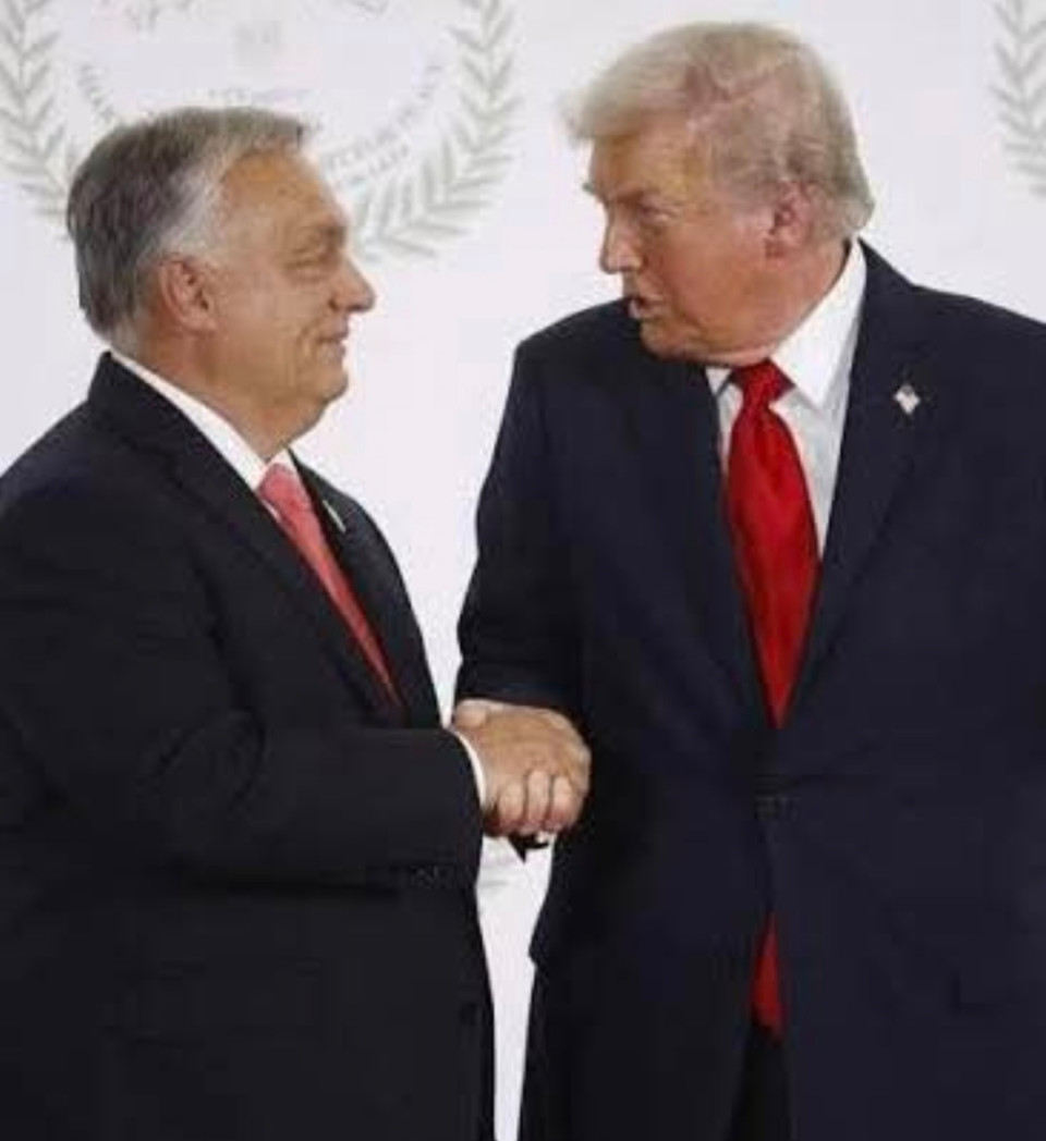 Dr.Varga-Damm Andrea írásaÍgy alázatta meg és adta el miniszterelnökünk hazánkat 2025. november 7-én Washingtonban. Hogy hangzott Trump szankció fenyegetése? A Rosznyeft és Lukoil vásárlóival szemben később szankciókat vezethetnek be. Ennyi. Nem engedélyt ad Trump arra, hogy vehessünk tőlük, mert ahhoz joga sincs. Még konkrét szankció megfogalmazása sem hangzott el. Erre kirohan 190 ember Washingtonba megsimogatni a gyakorló elmebeteg elnöküket, hogy mentesítsenek bennünket. Trumpot semmi nem érdekli, csak az üzlet és a pénz, erre kihasználta ezeket a degenerált magyar vezetőket és párszáz milliárd Ft-ot elköltet velünk rájuk. ￼ Nem csak konkrét USA-szankciók nincsenek, hanem a még ismeretlen szankciók alól is csak egy évre mentené föl Trump hazánkat! Úgy vicc az egész, ahogy van. Viszont sikerült a magyar kormányzatot iszonyatos módon megalázni a munkaebéden. Először is ha egy meghívó vezető maga mellé ülteti egy másik ország vezetőjét, s nem szembe, az azt jelenti, hogy a maga mellé ültetett vezető az ő csicskája. Nem egyenrangú felekről van szó, hanem egy olyan vendégül látott országvezetőről, aki a vendéglátó érdekeit képviseli, nem a hazájáét. Az egyenrangú partner szemben ül.  Egészen megdöbbentő volt számomra a felszolgált menü. Először is egy vendégnél érdektelen, hogy a vendéglátó milyen italt iszik, vagy sem, fel kell sorakoztatnia az összes lehetséges italt, ami egy ilyen eseményen a vendégek számára kívánatos lehet. A marhahús országában mesterségesen hizlalt csirkével megspékelt salátát felszolgálni egy ilyen magasrangú eseményen,  tényleg a megalázás maga. ￼ Mi a legegyszerűbb NATO közgyűlési összejövetelen is négy-öt fogásos ételsort kaptunk, mi szem-szájnak ingere. ￼Persze, a világról teljesen tájékozatlan Orbán-hívőknek mindez szenzáció, de népünkre nézve iszonyatosan megalázó.