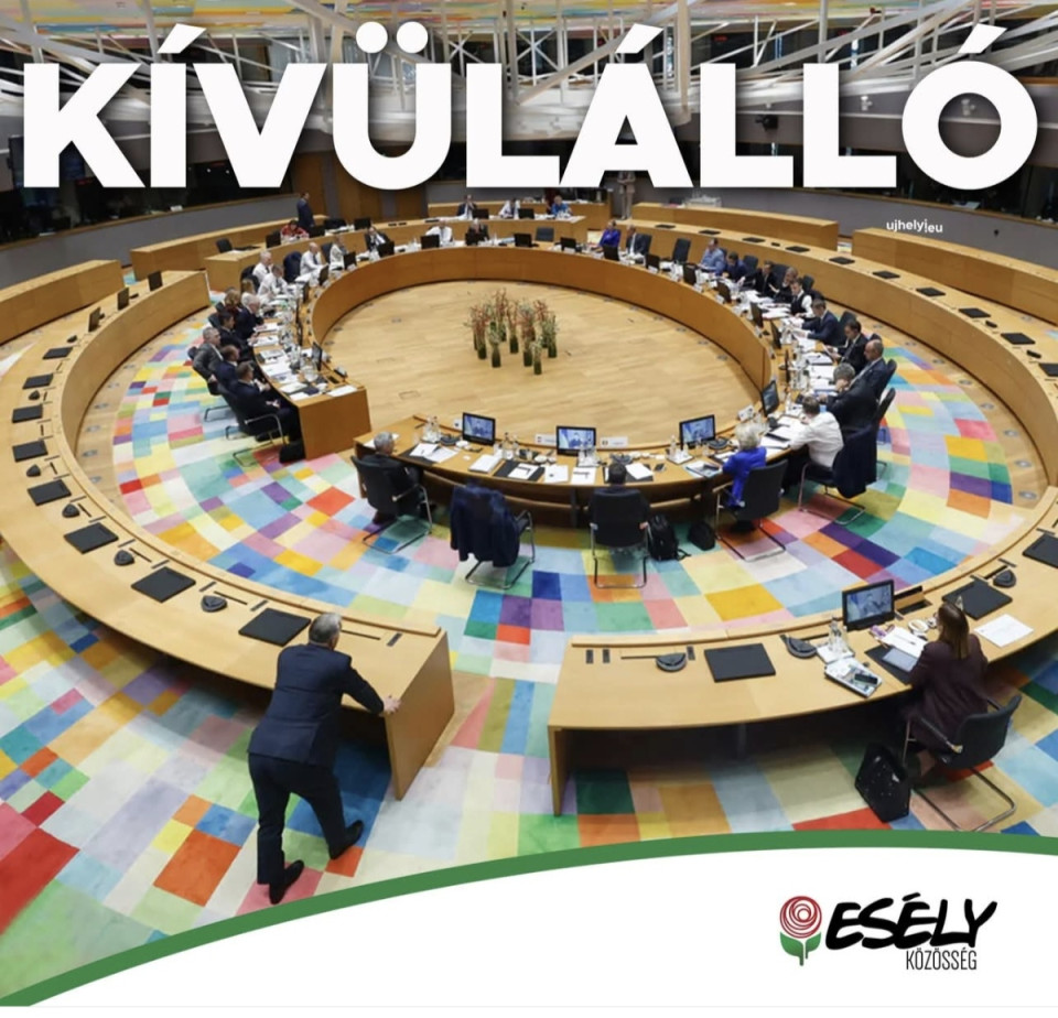 🟥 VASÁRNAPI NYÍLT LEVÉL 🟥Ha Orbán marad, Magyarország kimarad az EU-ból ❌ Rendkívül beszédes, mondhatnám sajtótörténeti fotó született az Európai Tanács legutóbbi brüsszeli csúcstalálkozóján, amikor az ukrán elnök videóhívása alatt Orbán Viktor, a Fidesz miniszterelnöke felállt a köralakú tárgyalóasztaltól és a többi állam- és kormányfőtől demonstratív módon egy sorral hátrébb, félkacéran – némileg kocsmapultosan - támaszkodva figyelte csak az eseményeket. A kormánypárti nyilvánosságban ez a felvétel kevéssé lett ismert, ahol mégis megosztották, ott elsősorban a „Brüsszellel” szembeni utcai harcos orbáni kiállás jelképét látták benne. Pedig ennél jóval többet mutatott és érdemes lesz eltenni ezt a fotót, mert a Fidesz nevével jegyzett uradalmi másfél-évtized durva végjátékának egyik szimbolikus, leíró pillanatfelvétele. Ezen a EiT-ülésen képviselte ugyanis Orbán Viktor vélhetően utoljára a magyar államot kormányfőként. Tette ezt egy sorral hátrébb a többiektől, tüntetőleg elvonulva, kívülállóként. ❌ Volt jónéhány országgyűlési választás azóta, hogy a Fidesz miniszterelnöke meghirdette az illiberális rendszer kiépítését és ellenségként pozícionálta benne az Európai Unió közösségét. Ezen jónéhány alkalommal a rezsim ellenzékében hangosan kongattuk a harangokat, hogy Orbán ezzel a politikával előbb vagy utóbb, de biztosan kivezeti hazánkat az EU-ból. Keveseket érdekelt. A többség érezhetően indok nélküli farkaskiáltásnak vette, mondván: „azt azért már úgy sem teszi meg, hiszen kell neki az uniós pénz”, vagy „nem olyan könnyű ám kilépni az Unióból”, illetve „Putyinnak az kell, hogy Orbánék belülről tudják bomlasztani a rendszert, hülyék lesznek kilépni”. Nos, kérem, ez a folyamat a végjátékhoz ért. Aki azt hitte – egyébként az EU eredendő reflexeit és működését ismerve nem alaptalanul -, hogy az Unió soha nem fog visszaütni, inkább mindig odatartja Orbánnak a másik orcáját is a pofonokért, az tévedett. Egy évtized kellett ugyan hozzá, de az EU lassan kiismerte a fideszes kuruckodást és „Brüsszel” (ahogy azt felénk mondani szokták) sikeresen tököket növesztett magának. A hazánknak járó uniós források jóideje befagyva várják a sorsukat, pontosabban a jogállamisági elvárások teljesítését. Pénz tehát, javarészt nincs. Az az érv sem állja meg a helyét, hogy nem olyan egyszerű kilépni az Európai Unióból, mert könnyen előfordulhat az is, hogy az Európai Unió lép el mellőlünk. A kétsebességes Európa megvalósulása, amelyet a Fidesz az illiberális téboly előtt még maga is Magyarországra káros veszélyként azonosított, soha ilyen közel nem volt. A geopolitikai sakkparti felerősödése, a nagyjátékosok kiszámíthatatlansága éppen, hogy összerántja a haladó európai nemzeteket és ebben a várható, mélyebben integrált felállásban köszönik szépen, de erre a nehezékszerű orbáni rezsimre nem lesz majd szükség. Tessék inkább valóban ott a hátsó sorban pultot támasztani addig, amíg a felnőttek megbeszélik a dolgaikat. Ami pedig Putyin trójai falovát illeti: Moszkvának tényleg előnyös, ha a magyar kormány kiszolgálószemélyzetként jelent neki az európai döntésekről, húzatnak le a kedvükért cárista celebeket a szankciós listákról és gáncsolják el az uniós döntések során mindazt, ami Vlagyimirovicséknak problémás. De ez a szolgaszerep is porlad, miután mára mindenki számára világos és egyértelmű, hogy a jelenlegi kormány a putyini Oroszország érdekeit képviseli az Európai Unióban – és immár eszerint is viszonyulnak hozzá. Nincs már meglepetés, elmúlt. Tudják, látják, hogy a faló egy ellenséggel töltött faló, nem dőlnek többet be neki.❌ Az idei választás és kampányidőszak azért kiemelkedően más, mert az orbáni rendszer a spirálisan egyre szélsőségesebb gyűlöletkeltésével már addig feszítette a viszonyait, hogy számára nincs tovább. Ha maradnak, ha elsöpri őket a népharag két hét múlva, semmi nem folytatódhat ugyanígy tovább – a kampányidőszakra hivatkozás megengedőbb mézeshetei véget érnek. A szövetségesi viszonyaik pedig az elmúlt évek szisztematikus hídégetései miatt végletesen megromlottak, és ezeket így vagy úgy, de rendezniük kell. És például az Európai Unióval való deklarált, felvállalt és élesben tolt háborújuknak csak egy vége lehet, ha ők maradnak: a szakítás. Erről egyébként egyre nyíltabban beszélnek is. Amikor tehát a rezsim ellenoldalán újra kongatjuk a harangokat, hogy Orbánék gyűlöletpolitikája mindannyiunkat ki fog vinni az Európai Unióból, akkor a vészjelzés soha nem volt ennyire erős és ennyire éles. Ha Orbán marad, mi megyünk az EU-ból. Ilyen egyszerű. A Fidesz és miniszterelnöke jó ideje nem kompatibilis az európai közösséggel, csak eddig megvolt a remélt lehetősége annak, hogy reparálható ez a viszonyrendszer. Látva mindazt, ami a hajrában zajlik, kimondható: ez reparálhatatlan. Orbánnal bizonyosan. Aki tehát a Fideszre szavaz két hét múlva, az arra szavaz, hogy véget érjen az európai közösséghez való tartozásunk dr. Ujhelyi Istvánpolitikai szemtanúaz Esély Közösség alapítója2026.03.29. 🇪🇺🇭🇺