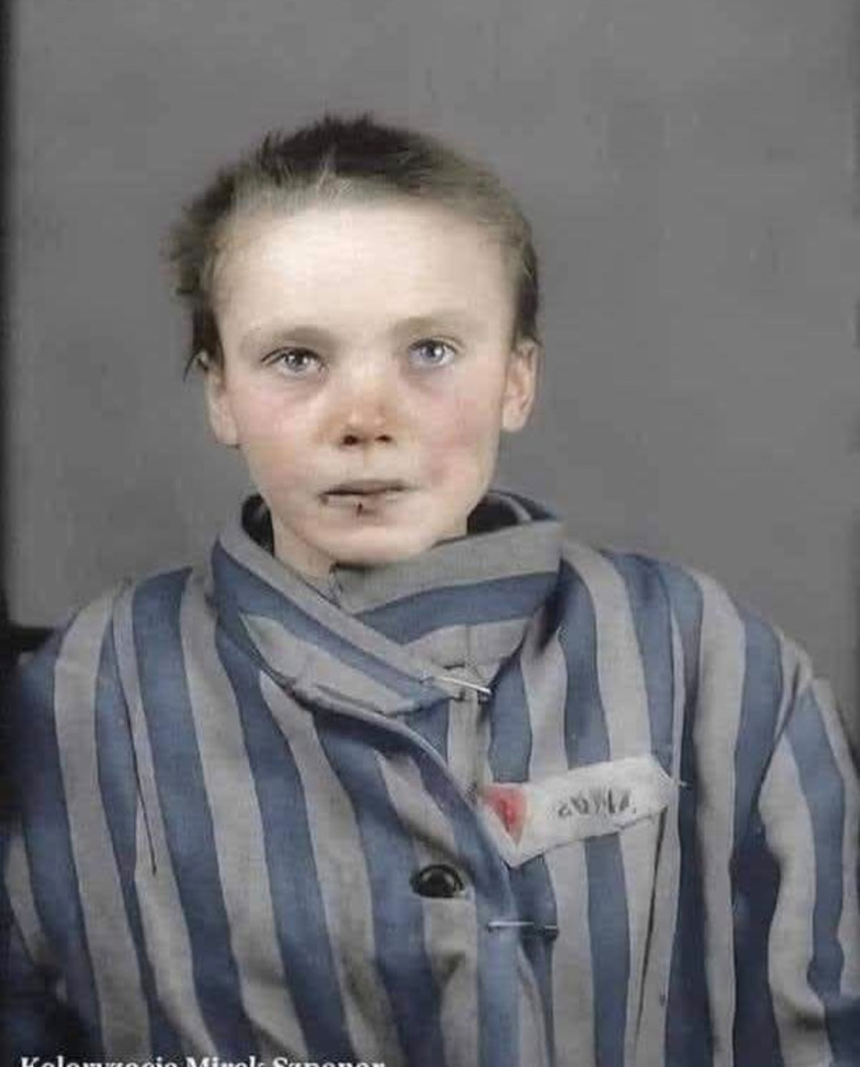 A fotón Czeslawa Kwoka, egy lengyel katolikus, 14 éves kislány látható!1943. február 18-án hunyt el Auschwitzban, miután fenolt fecskendeztek a szívébe. Kivégzése előtt egy rabtársát, Wilhelm Brasse fotóst utasították, hogy készítsen róla fényképet.A kísérteties kép egy rémült fiatal lányt ábrázol, aki nemrég veszítette el édesanyját, és még a környezetében lévő nyelvet sem tudta beszélni. Ő volt az egyik a körülbelül 250 000 gyermek és fiatal közül, akiket Auschwitz-Birkenauban meggyilkoltak.Az eredeti fekete-fehér fotót az Oświęcim-emlékmű őrzi, de később Anna Amaral brazil művész színesítette ki, akit mélyen meghatott a lány arckifejezése, és azt szerette volna, ha a világ színesben látja.(A fotókat készítő Wilhelm Brasse  a  koncentrációs tábor fényképésze, Marina Amaralnak elárulta, még ma is megviseli, ha eszébe jut a története.Elmondta, hogy a lengyel lány nem értette, amit a német felügyelőnő mondott, aki ezért minden haragját rajta töltötte ki (a lányon), és bottal ütötte az arcát. A fotózás előtt Czeslawa letörölte a könnyeit és a vért az arcáról és a szájáról, és leült, hogy elkészüljenek róla élete utolsó képei...)