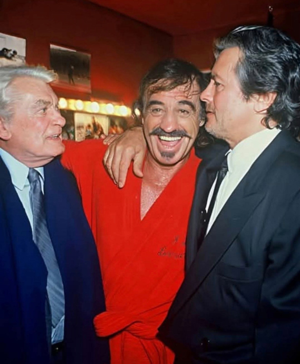 Alain és Jean Marais köszöntik Jean Paul Belmondót a Cyrano de Bergerac című színházi darab premierjén (Jean Paul főszereplésével).Marigny Színház Párizsban1990. év