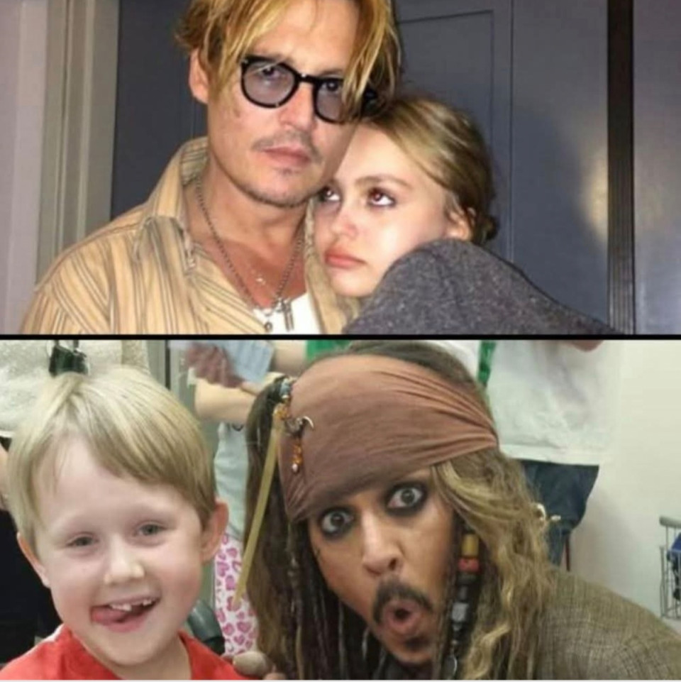 Tizennyolc évvel ezelőtt Johnny Depp nyolcéves kislányát, Lily-Rose Deppet, sürgősen kórházba szállították a londoni Great Ormond Street Kórházba.Egy váratlan, rendkívül agresszív bakteriális fertőzés következtében akut veseelégtelenség lépett fel nála. A veséi leálltak. Minden perc számított.Johnny Depp, akit a világ a legnagyobb filmsztárok között tart számon, ekkor életének legnehezebb szerepébe kényszerült: azé az apáéba, aki attól retteg, hogy elveszíti a gyermekét.Amíg az orvosok versenyt futottak az idővel, ő szünet nélkül ott ült lánya ágya mellett. Nem voltak kamerák, nem volt díszlet, nem volt hírnév. Csak egy megtört szívű férfi, aki őrködött a gyermeke fölött.Az orvosi csapat rendkívüli munkájának köszönhetően Lily-Rose végül legyőzte a válságot. Napokig tartó bizonytalanság után a szervezete reagált a kezelésekre, és a kislány túlélte.Johnny Depp soha nem felejtette el azoknak az embereknek az arcát, kezét, hangját, akik megmentették a lányát. Úgy döntött, köszönetet mond – a maga különös módján.Nem sokkal később visszatért a Great Ormond Street Kórházba. De akkor már nem Johnny Depp érkezett. Hanem Jack Sparrow kapitány.Ugyanabban a sminkben, ugyanabban a jelmezben, ugyanazzal a huncut, ironikus hanggal, amelyet a világ gyerekei annyira megszerettek.Négy órán át járta a kórtermeket: mesét olvasott, történeteket mesélt, tréfálkozott, és mosolyt csalt oda, ahol addig csak fájdalom volt.A gyerekek nem a színészt látták. Ők egy kalózt láttak, aki eljött, hogy kiszabadítsa őket az unalomból és a félelemből.És nem állt meg itt: kétmillió dollárt adományozott a kórháznak.Azóta minden útjára magával viszi a Jack Sparrow-jelmezt. Nem a vörös szőnyegekre. Nem a rajongók miatt. Hanem azért, mert bárhol előfordulhat, hogy szükség van egy kalózra, aki mosolyt varázsol egy beteg gyerek arcára.Egy interjúban így vallott erről:"Azok az orvosok megmentették a lányom életét. Ez a legkevesebb, amit tehetek. És ha akár csak egyetlen gyermek arcára is mosolyt tudok csalni, már megérte.”Ez egy csendes gesztus. Távol a reflektorfénytől. Nem reklám, hanem őszinte hála. Nem hivalkodás, hanem tiszta emberség.Minden kalóztrükk, minden vicc mögött ott áll az apa, aki egyszer már átélte a kimondhatatlan félelmet, hogy mindent elveszíthet. És aki úgy döntött, ezt a fájdalmat inkább jósággá formálja.