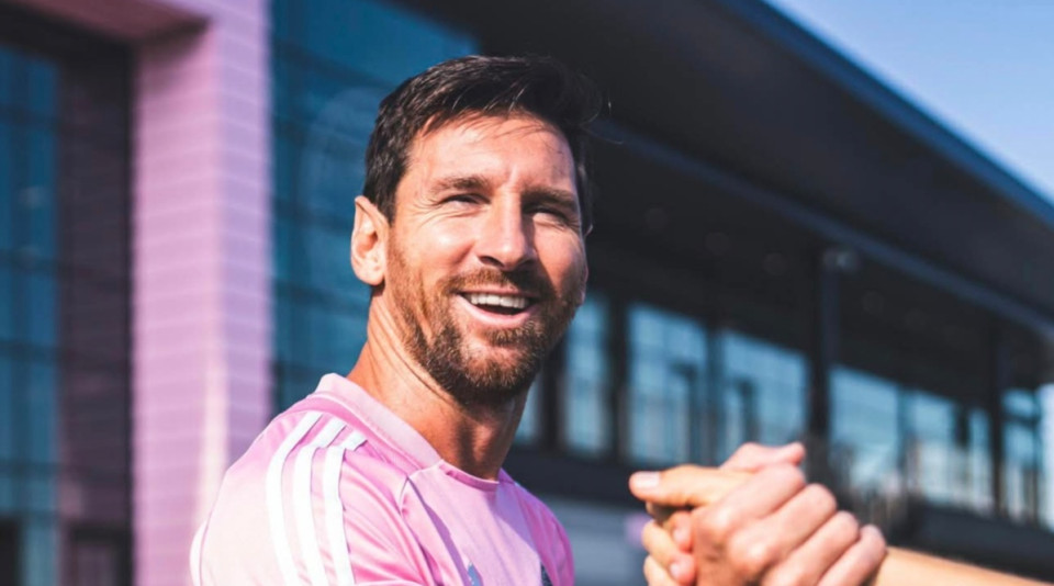 Egybehangzó sajtóhírek szerint Lionel Messi 2028 végéig meghosszabbítja a szezon végén lejáró szerződését az Inter Miamival. Ez pedig azt jelenti, hogy jövőre vele a pályán avathatja fel vadiúj stadionját Miami városában az rózsaszín mezes együttes.Messi 2023 nyarán érkezett Miamiba, azóta 69 tétmeccsen 58 gólt lőtt és 28 gólpasszt osztott ki. 2023-ban Ligák Kupáját, 2024-ben Supporters’ Shieldet nyert és megkapta az MLS MVP-címét. Idén klubvilágbajnoki nyolcaddöntőbe vezette együttesét, a csoportkört veretlenül abszolválva.Messi 2027-ben tölti majd be a 40. életévét.