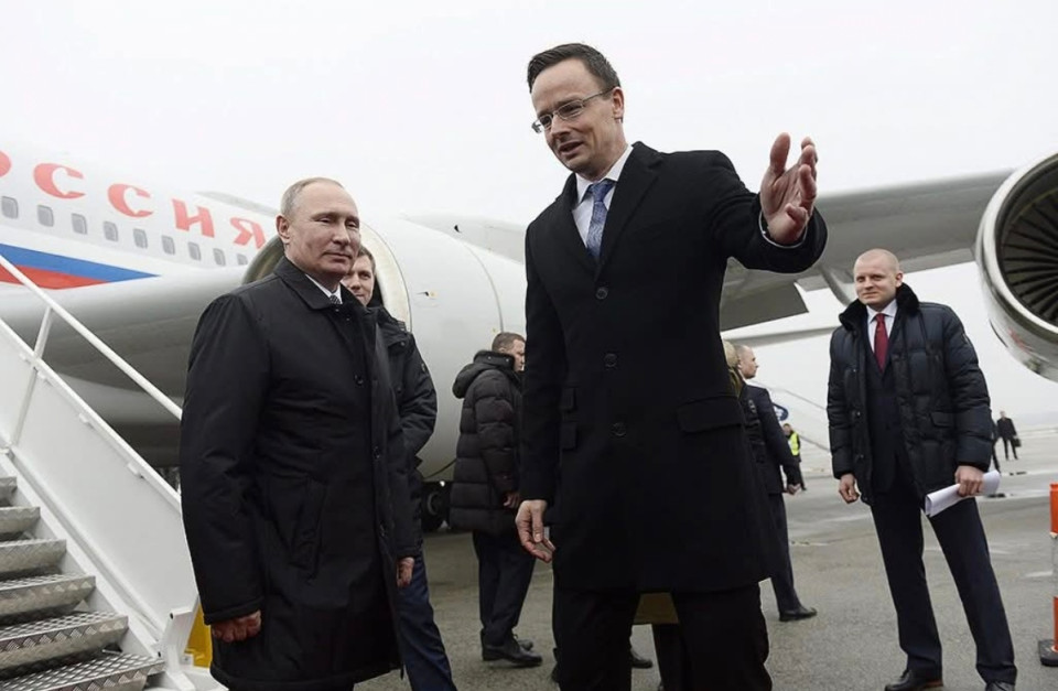 Juszt László írásaNa ezt most minek nevezzem? Pár nappal ezelőtt - látszólag cél nélkül - Moszkvában vizitált Orbán és Szijjártó. Ezt követően Szijjártó azt a kijelentést tette nemzetközi fórumon, hogy: “Európa háborúra készül Oroszország ellen.”A rákövetkező napon  erre a Szijjártó kijelentésre reagálva - egy sebtiben összehívott sajtótájékoztatón Vlagyimir Putyin orosz elnök így nyilatkozott: “Moszkva nem akar háborút Európával, de készen áll a harcra és ebben az esetben majd „az európai hatalmak veresége olyan teljes lesz, hogy senki sem marad, aki akár csak tárgyalhatna egy békemegállapodásról”. Vlagyimir Putyin ezúttal is tagadta, hogy az ukrajnai háború teljes értékű háború lenne, mivel ahogyan mondta: „sebészeti” módon cselekszik, de ez egy európai hatalmakkal való közvetlen konfrontációban nem ismétlődne meg. „Ha Európa harcolni akar velünk, és elkezdi, mi készen állunk.” Ezután az Orbán-kormány propagandáját ismételve mondta, hogy szerinte Európa „a háború oldalán áll.”Igazán büszke lehet magára Orbán és a csicskása. Egy háborús konfliktus Európában?! Ezúttal valóban feliratkoztak a történelem könyvek legsötétebb lapjaira…Szabadjon ajánlanom ennek a két idiótának - orbán-szíjjártó - hogy inkább azzal játszanak, amivel egyidősek!Egyébként a két éve Ukrajnát is legyőzni képtelen Putyin vs Európa hadereje így néz ki:Oroszországi Szövetséges Légierő körülbelül 1 522 harci repülőgéppel rendelkezik. NATO-tagországok összességében a 2025-ös felmérések szerint — 3 275 vadászgép harci gép áll hadrendben. Oroszország harckocsiállománya ≈ 5 750 harckocsi. A NATO tagállamok összesített harckocsiállománya ≈ 11 495.Oroszország aktív hadereje ≈ 1,32 millió fő. NATO-tagállamok összesített aktív katonai állománya ≈ 3,44 millió fő.Persze ezek a számok attól minimálisan változhatnak, hogy Orbán hova sorolja be a magyar haderőt. Megismétlem: Szabadjon ajánlanom ennek a két idiótának - orbán-szíjjártó - hogy inkább azzal játszanak, amivel egyidősek!