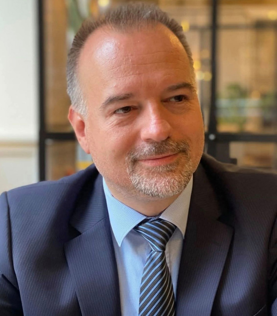 LATTMANN TAMÁS:  Egyre inkább úgy tűnik, hogy a 200.000 ember adatai úgy szivárogtak ki a tiszás app kapcsán, hogy egyre többen állításuk szerint nem is regisztráltak. Csak én érzem úgy, hogy ennek az egésznek erősen kamuszaga van? Biztos, hogy valóban történt kiszivárgás most is? Nem lehet, hogy csak az előzőt habosítják fel, és dobtak be hozzá néhány plusz nevet, elég random alapon, oszt' sikerült párszor elég pechesen mellényúlni?Nekem egyre büdösebb az egész történet.2025.11.07.