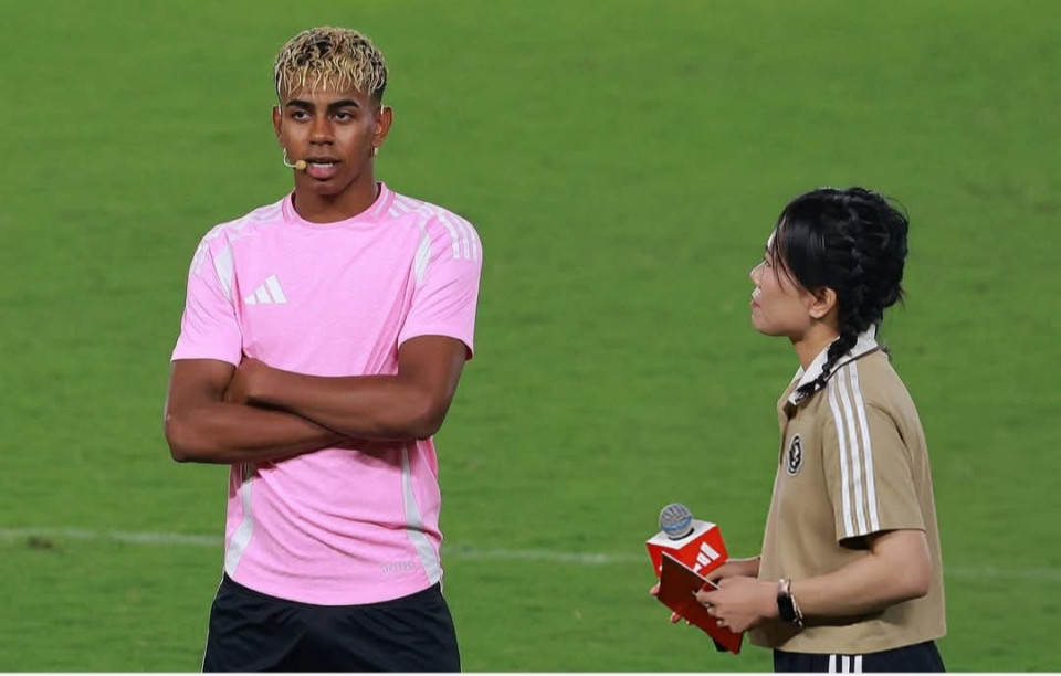 💬 Lamine az elmúlt napokban Kínában járt, ahol az Adidas rendezvényein volt jelen. 🗣 „Nem vagyok túl jártas a kínaiban, annyit tudok nagyjából csak mondani, hogy 'Ni hao' (Szia), azon kívül sajnos nem sok mindent. Nagyon jól érzem magam itt, mindenki kedves volt velem. Eredetileg azt gondoltam, hogy a hangulat nem lesz annyira intenzív, de pont az ellenkezője történt. Nagyon érdekesek az emberek itt, lenyűgöző a hangulat, ez egy igazán futurisztikusnak tűnő ország. Őszintén szólva, nagyon bejön. Ma kínai kaját is ettem, és teljesen beleszerettem, szóval minden csodálatos volt.”🗣 „Kihívások a tinédzserek számára? Egy szerény családból származom, így azt tudom mondani, hogy a legnehezebb az egészben az, amikor látod, hogy a szüleid küzdenek érted. Nincs annál fájdalmasabb, mint látni, hogy a szüleid szenvednek, miközben te nem kaphatsz meg mindent, mint más gyerekek. Ami a tanulás és a foci közötti egyensúly megteremtését illeti, szerintem mindenképpen lehetséges ez. Természetesen az iskola mindig a legfontosabb, mert egy futballkarrier rövid, és végül az marad meg az emberrel, amit élete során elsajátított, szóval keményen kell tanulni, és közben élvezni is kell ezt.”❓ Egyszer azt mondtad, hogy a nyomás olyasvalami, ami az elméből fakad, és amíg a játék élvezetére koncentrálsz, addig ezt le tudod küzdeni. Sok fiatal játékos Kínában kíváncsi arra, hogy te személy szerint hogyan kezeled a nyomást egy meccs alatt? Például egy büntetőrúgásnál hogyan birkózol meg az idegességeddel, amikor egy helyben állsz?🗣 „Nos, emlékszem, amikor először lőttem büntetőt, kihagytam. De csak az hibázhat, aki odamegy, hogy lője, ha soha nem próbálkozol, soha nem fogsz kudarcot vallani, de sikerrel sem járni. Később kaptam egy másik lehetőséget, és úgy döntöttem, hogy újra lövök, és akkor gólt szereztem. Szóval azt hiszem, az életben a legfontosabb dolog az önbizalom. Ne aggódj amiatt, hogy mások mit gondolnak, ha belül erős vagy, minden klappolni fog. Higgy magadban. Még ha kudarcot is vallasz, próbálkozz tovább. Mert 60 évesen már nem lesz lehetőséged büntetőt rúgni. Itt az ideje, hogy megpróbáld. Ne helyezz magadra túl nagy nyomást. Ha kihagyod, próbáld újra, és amikor a labda bemegy, boldog leszel." ❓ Nagyon kreatív játékos is vagy, gyakran csinálsz olyan dolgokat, amelyektől mindenki elcsodálkozik. De a futball csapatsport, ahol a taktika kulcsfontosságú. Szóval hogyan döntöd el, amikor elkap az ihlet, hogy egyénieskedsz, vagy tartod magad a csapat tervéhez?🗣 „Szerintem a játéknak különböző pillanatai vannak. Néha kreativitást kell mutatni, máskor pedig ragaszkodni kell a taktikai fegyelemhez. Végtére is, ha az egész csapat nem dolgozik együtt veled, nem nyerheted meg a meccset. Ezért fontos, hogy segíts a csapattársaidnak, de ugyanakkor hűnek kell maradnod önmagadhoz is, és elő kell hoznod a kreativitásodat."❓ Már most példakép és bálvány vagy sok fiatal számára. Milyen érzés ez? Több nyomást vagy több motivációt ad ez?🗣 „Egy valóra vált álom. Gyerekkoromban soha nem gondoltam volna, hogy bármelyik csapat legjobb játékosa, vagy a legismertebb játékosok egyike leszek. Csak abban reménykedtem, hogy egy napon egy gyermek legalább viseli majd a mezemet. Bálvány akartam lenni, olyan valaki, akiről egy gyerek az iskolában azt mondhatná: 'Olyan akarok lenni, mint Lamine Yamal'. Most elértem ezt az álmot, sőt, többet is annál. A lehetőség egy olyan gyerek számára, mint én, hogy egészen Kínáig eljöhessek és mindenki engem nézzen, nos, ez már önmagában egy valóra vált álom. Nagyon élvezem. Nincs rajtam nyomás. Az igazi nyomás akkor volt, amikor még azt sem tudtam, hogy profi játékos lehetek-e, amikor úgy mentem iskolába, hogy nem tudtam, mit hoz a jövő. Most a szüleim békében lehetnek. Sok ember számára lettem példakép, szóval csak élveznem kell. Nincs rajtam semmilyen nyomás.” ❓ Tavaly az Eb alatt vírusként terjedt egy fotó az interneten. Tudod melyik az szerintem... amelyen Messi fürdet téged gyerekkorodban. Sokan úgy tekintettek a felbukkanásodra, mint valami végzetszerű dologra, mintha a sors már a kezdetektől megírta volna a történetedet. Hogyan látod ezt a fotót, és hogyan jellemeznéd Messit?🗣 „Mindig is igyekeztem a saját utam járni. Természetesen Messi kétségtelenül a történelem legnagyobb játékosa számomra. Megértem persze az összehasonlítást, hiszen több közös is van bennünk. Bal lábas, ahogy én is. Ő is a Barçában játszott, ahogyan most én. Ő is jobb szélsőként játszott, akárcsak én. Sok közös vonásunk van, de ezzel nincs gond, én azonban csak a saját utam akarom járni. Megvan a saját legendás története, és remélem, hogy én is olyan sikeres karriert tudhatok majd magam mögött, mint az övé. De ami még ennél is fontosabb, az az, hogy ezt a saját játékommal akarom megtenni, elérni, megírni a saját történetemet, eljuttatni az emberekhez az én saját történetemet, amire emlékezhetnek majd."Nagyon durva, hogy 17 évesen globális márka lett a srácból. ❤❤❤