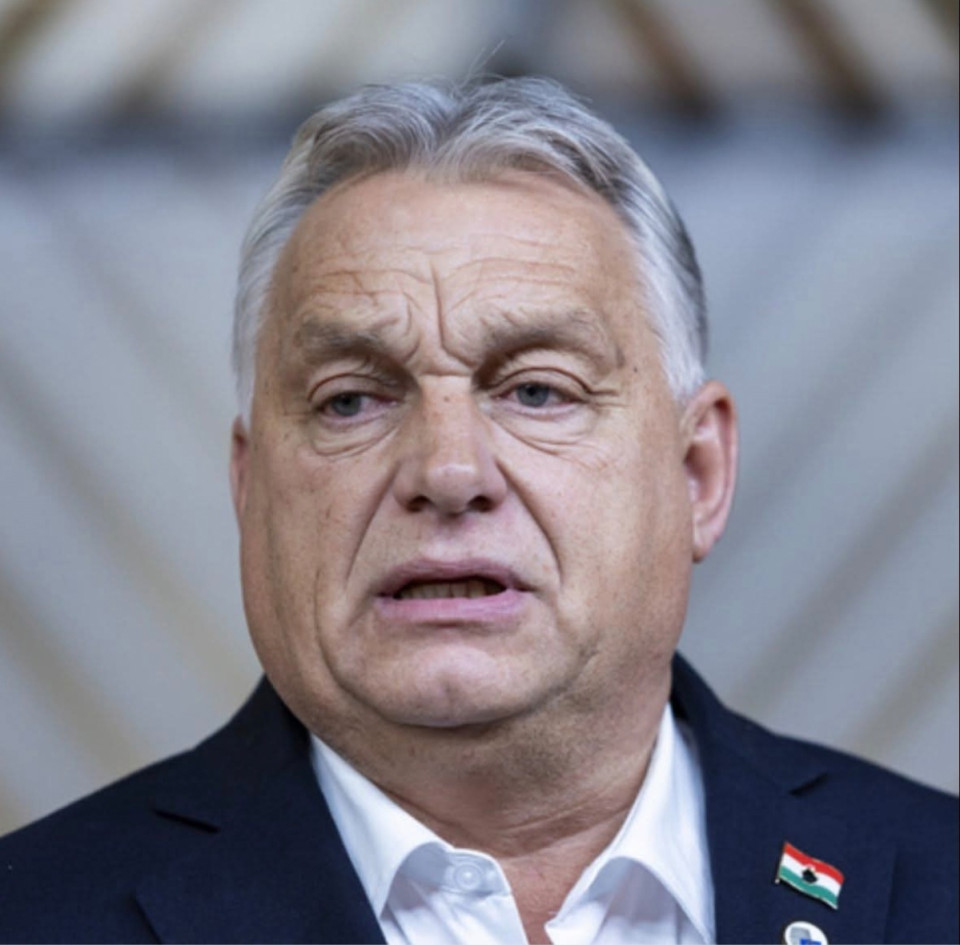 Dobrev Klára írásaOrbán Viktor ma Kecskeméten “válaszolt” a Facebookon feltett kérdésemre, hogy meddig fogja mentegetni a pedofilokat. Annyi volt a válasza, hogy minden embert, aki bántja a gyerekeket miszlikbe fognak majd aprítani. Egy szavát se higgyétek el a miniszterelnöknek! Orbán kormányzása alatt hozták vissza Juhászt a gyermekvédelembe, Kaletát sem aprították miszlikbe, hanem pénzbüntetéssel megúszta, hogy ne kelljen börtönbe mennie. És ugye senki nem felejti el, hogy a bicskei pedofilsegéd is kegyelmet kapott. Senkit nem aprítanak ezek miszlikbe, mentegetik őket.Nem fogom hagyni. Minden pedofilt és pedofilsegédet le fogok leplezni, ahogy kollégáimmal megtaláljuk azt a magasrangút is, aki fedezte ezeket a szörnyetegeket!