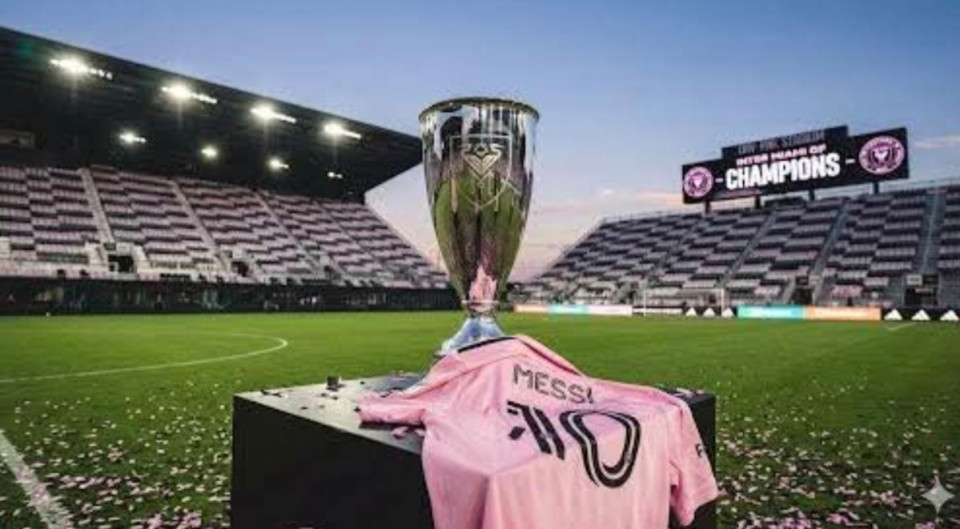 🇺🇸⚽ A 25 millió dolláros "kupon", ami megváltoztatta a focitörténelmet: Így épült fel az Inter Miami birodalom 🦩Sokan csak a csillogást, Messit és a trófeákat látják, de David Beckham útja a csúcsig minden volt, csak nem egyszerű séta a tengerparton. A történet valójában 2007-ben kezdődött, egy olyan üzleti húzással, amit akkor senki sem vett komolyan.📉 A Zseniális ZáradékAmikor Beckham 2007-ben elhagyta a Real Madridot az LA Galaxy kedvéért, a világ értetlenül állt: miért menne egy ereje teljében lévő szupersztár "levezetni" Amerikába? Amit kevesen tudtak: a szerződésében elrejtettek egy opciót. Jogot kapott arra, hogy visszavonulása után bármikor alapíthasson egy MLS-csapatot, fix 25 millió dolláros áron.Hogy ez miért zseniális?Mert mire Beckham 2014-ben élt az opcióval, egy új csapat belépési díja már 100 millió dollár felett járt. Ma pedig? A San Diego FC nemrég 500 millió dollárt fizetett a ligának a csatlakozásért. Beckham tehát töredékáron, szinte "ingyen" jutott a joghoz.🏗️ A Stadion-pokol és a Majdnem-BukásDe a papír önmagában kevés volt. Az MLS két feltételt szabott: kell egy város és egy stadionterv.Miami tökéletes választásnak tűnt a latin-amerikai szenvedély miatt, de a megvalósítás rémálom volt. Hat évig tartó politikai huzavona következett. A város sorra utasította el Beckham terveit:❌ Nem építhetett a kikötőben.❌ Nem építhetett a belvárosban.❌ A helyiek tüntettek ellene.Voltak pillanatok, amikor úgy tűnt, az egész projekt dugába dől, és Beckham elbukja a lehetőséget.🤝 A Fordulópont: A Mas TestvérekEkkor lépett a képbe a helyi építőipari mágnás család, Jorge és José Mas. Ők adták a tőkét, a helyismeretet és a politikai kapcsolatokat, míg Beckham a globális brandet és a futballszakmai víziót. Együtt végül sikerült: zöld utat kaptak, és megkezdődhetett a munka Fort Lauderdale-ben (ideiglenes otthon), miközben a jövőbeli álomstadion, a Miami Freedom Park tervei is körvonalazódtak.🚀 A Rózsaszín Forradalom és a Messi-effektus2018-ban hivatalosan is megalakult az Inter Miami CF. A merész rózsaszín-fekete színválasztás és a kócsagokat ábrázoló címer azonnal ikonikussá vált. Bár a 2020-as indulás döcögősre sikerült (az első meccsük után pár nappal a COVID leállította a világot), Beckham türelmes maradt. Tudta, hogy a nagy dobáshoz idő kell.Aztán 2023-ban ledobták az atombombát: Leo Messi megérkezett. 🐐Nem jött egyedül: Busquets, Jordi Alba és Suárez követték. A csapat értéke egyik napról a másikra 600 millió dollárról több mint 1 milliárd dollárra ugrott. A jegyárak az egekbe szöktek, az Apple TV előfizetések rekordokat döntöttek.🏆 A Csúcsra ÉrésA befektetett munka és a türelem beérett. A csapat, amely nemrég még a tabella alján szerénykedett, 2023-ban megnyerte a Leagues Cup-ot, tegnap pedig feltették a koronát a teljesítményükre: megszerezték a klub történetének első bajnoki címét! 🥇David Beckham bebizonyította, hogy nemcsak a pályán volt zseni, hanem az üzleti életben is. A 25 milliós "kuponból" mára Amerika egyik legértékesebb sportklubját építette fel.Hatalmas gratuláció, Sir David Beckham! 🎩👏