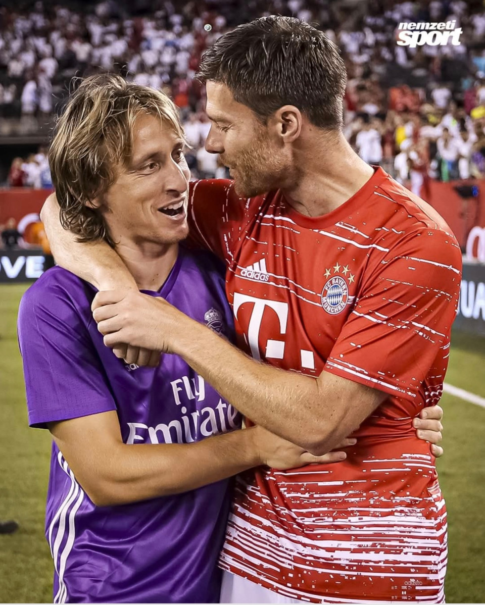 Ilyen sztori is csak a futballban van: Luka Modric 30 éves volt, mikor Xabi Alonso elhagyta a Real Madridot. Azóta Xabi Alonso:⬜ játszott 3 évet a Bayern Münchenben🟦 visszavonult⬜ megszerezte az összes edzői képesítését🟦 munkát kapott a Real Sociedad ificsapatánál⬜ 3 évig Spanyolországban edzősködött🟦 kinevezték a Bayer Leverkusen vezetőedzőjének⬜ 3 évig Németországban edzősködött🟦 és megnyert mindent Németországban, amit csak lehetMost pedig úgy néz ki, Xabi Alonso edzőként tér vissza a Real Madridhoz. Ahol Modric még mindig játszik. És a hírek szerint barátja visszatérése miatt még egy idényt lehúz a madridiaknál visszavonulása előtt a horvát klasszis. 🤝🥹