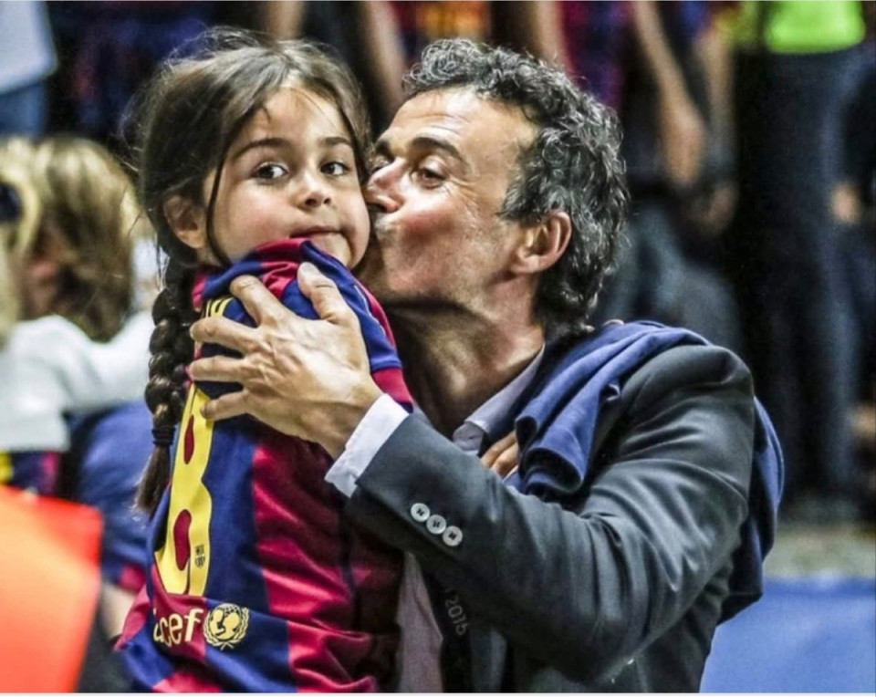 🇪🇸 6 évvel ezelőtt Luis Enrique elvesztette lányát, Xanát. 💔Amikor Enrique legutóbb bejutott a Bajnokok Ligája döntőjébe, a lánya is ott volt.👼 Elképzelhetetlen fájdalom után visszatért a Bajnokok Ligája döntőjébe, és most egy angyallal lesz ott:„A lányom 9 csodálatos évre velünk élt, de most is él, mert ameddig beszélünk róla, akkor soha nem hal meg.
