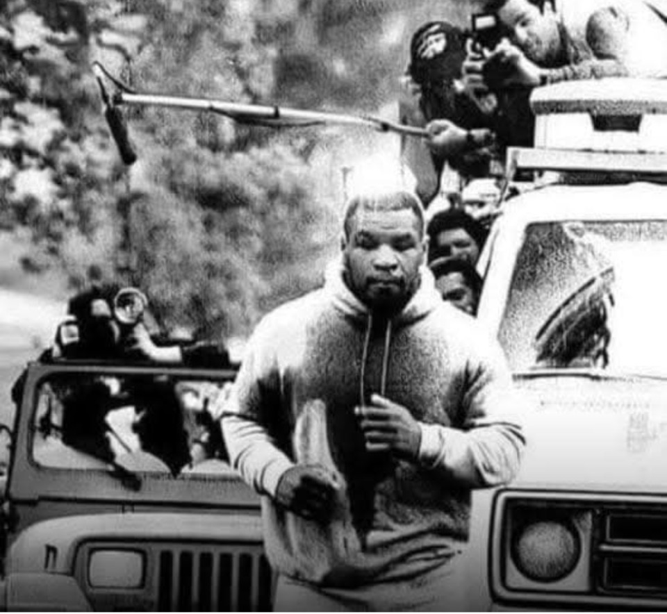 AZ EMBER, AKI MIATT MIKE TYSON HAJNALI 4-KOR KELT, SOSEM LÁTTA ŐT BAJNOKKÁ VÁLNI. TIZENHAT HÓNAPPAL KORÁBBAN MEGHALT. ÉS NÉLKÜLE A FEGYELEM, AMIT FELÉPÍTETT, LASSAN ÖSSZEOMLOTT – MERT A LEGNAGYOBB TEHETSÉG IS CSALÓKA, HA NINCS KI FENNTARTSA A RENDSZERT.Egy fiatalkorúak felügyelője elvisz egy tizenhárom éves kölyköt egy edzőterembe a New York állambeli Catskillben. A gyereket több mint harmincszor tartóztatták már le. Nem tud olvasni, nem tud írni. Brooklyn legdurvább negyedéből jön, az utca nevelte, mert apja elment, anyja nem bírt vele.Az edzőterem egy hetvenkét éves férfié, aki már kinevelt két világbajnokot, és most egy földút végén élő házban vár – ahogy ő mondja – "még egy bajnokot".A felügyelő megkéri, hogy nézze meg a gyereket három menet erejéig.Miután végignézi, az öreg férfi ennyit mond: "Ha a külső zavaró tényezőket kiiktatjuk, ő lesz a valaha volt legfiatalabb nehézsúlyú bajnok."A gyerek Mike Tyson. Az öregember Cus D'Amato.D'Amato nemcsak edzeni kezdi. Befogadja. Amikor Tyson anyja két év múlva meghal, D'Amato lesz a törvényes gyámja. Tyson beköltözik a házába, és életében először megtapasztalja, mit jelent a rendszer.A rutin, amit D'Amato kialakít, szerzetesi fegyelmet tükröz.Hajnali 4:00 – Ébredés. Nyújtás, sprintek, dobozugrások. Aztán 5 mérföld futás a sötét utcákon. Tyson évekkel később így emlékszik: "Senki sem akar hajnali 4-kor kelni és futni, amikor koromsötét van, de ezt meg kell csinálni. Azért csinálom ilyen korán, mert a másik srác nem csinálja."5:30 – Zuhanyzás. Vissza aludni.10:00 – Zabkása.Dél – Tíz menet edzőmeccs. Fejvédő nélkül. Az üzenet: ne kapj ütést.Délután – Zsákolás, erősítés.Este – Meccsek tanulmányozása. Aztán pszichológiai tréning, vizualizáció, hipnózis. "Te egy harcológép vagy. A legjobb bunyós, akit Isten valaha teremtett."Lefekvés – 21:00.Naponta kétezer hasizom. Ötszáz fekvőtámasz. Ezernél is több ismétlés. Hat napon át, hétről hétre, évről évre.D'Amato nem csak bunyóst épített. Elmét épített. Tudta, hogy egy ilyen gyereknek a fegyelmet kívülről kell ráerőltetni, következetesen és szeretettel, amíg szokássá nem válik. A hajnali futások nem az ellenfelek legyőzéséről szóltak. Arról, hogy Tyson megtanulja: a struktúra maga a biztonság.november 4-én Cus D'Amato meghalt. Tüdőgyulladásban. Hetvenhét éves volt.Tyson tizenkilenc. Az ember, aki megtalálta, felnevelte, hitt benne, elment.Tizenhárom hónappal később, 1986. november 22-én a húszéves Mike Tyson kiüti Trevor Berbicket. Ő lesz a történelem legfiatalabb nehézsúlyú bajnoka.A prófécia beteljesült. Cus nem élte meg.1988-ban Tyson kirúgja Kevin Rooneyt, D'Amato utolsó tanítványát, aki fenntartotta a rendszert. A hajnali 4-es futások egyre ritkábbak. A szerzetesi fegyelem szétesik.Ami következik: vereség, börtön, a fülharapás, 400 millió dollár keresve és elkölcsve, szerhasználat, csőd.Maga Tyson mondta a legőszintébben: "A fegyelem sosem volt igazán az enyém. Cusé volt."Mert a külső fegyelem, bármilyen erős is, csak addig tart, amíg van, aki fenntartsa. És amikor a mentor meghal, amikor a hajnali 4-es ébresztő elhallgat, amikor senki sincs, aki azt mondja: "fuss" – akkor derül ki, hogy a fegyelem belsővé vált-e...(Folytatás a linkre kattintva a cikkben – Mike Tyson és Cus D'Amato története nem arról szól, hogyan kell hajnalban kelni. Hanem arról, hogy egyetlen ember hogyan formálhat egy egész életet – és mi történik, amikor elmegy. Kattints a teljes történetért!)