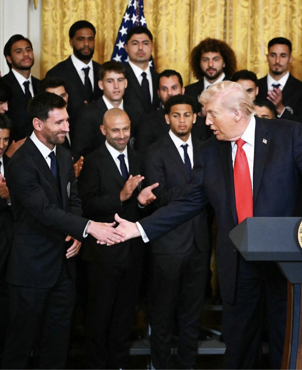 🚨 Történelmi pillanat a sportvilágban!Az Inter Miami csapata a Fehér Házban járt, ahol az Egyesült Államok elnöke fogadta őket a tavalyi MLS-bajnoki címük alkalmából. 🇺🇸🏆A nap egyik legkülönlegesebb pillanata: Lionel Messi találkozása Donald Trumppal. 📸Egy kép, amely bejárta a sportvilágot! ⚽