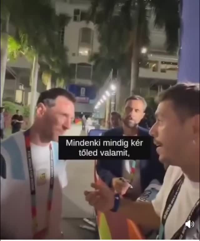 A Vatikánban megáldott rózsafüzért kapott Lionel Messi ajándékba egy újságírótól, a  világklasszis labdarúgó láthatóan elérzékenyülten fogadta.   Julian Pérez Regio ezúttal nem egy kérdést tett fel, hanem váratlanul azzal szólította meg Messit, hogy szeretne egy apró ajándékot átadni: ezt követően adta át a rózsafüzért, amely mellé egy megható kis 