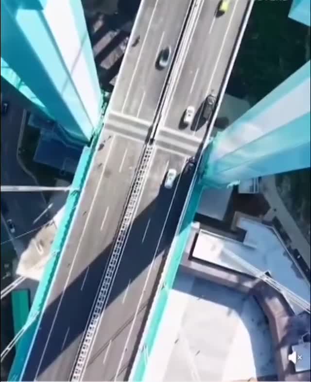 Kína délnyugati részén megnyílt a Huajiang Grand Canyon híd, amely 625 méterrel emelkedik a mélybe.